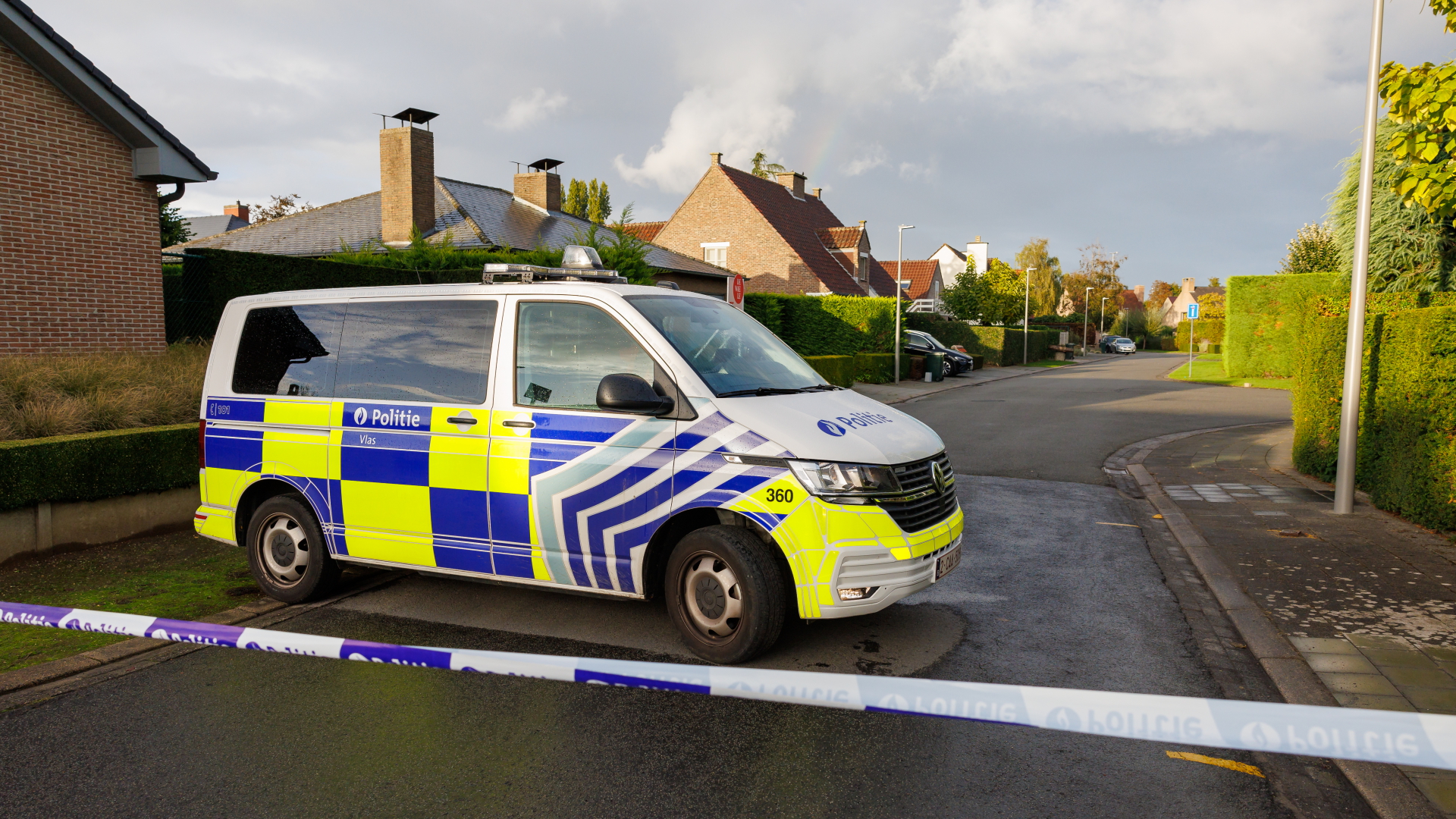 Absperrbänder und ein Polizeiwagen vor dem haus von Vincent van Quickeborne in Kortrijk (Belgien) | dpa