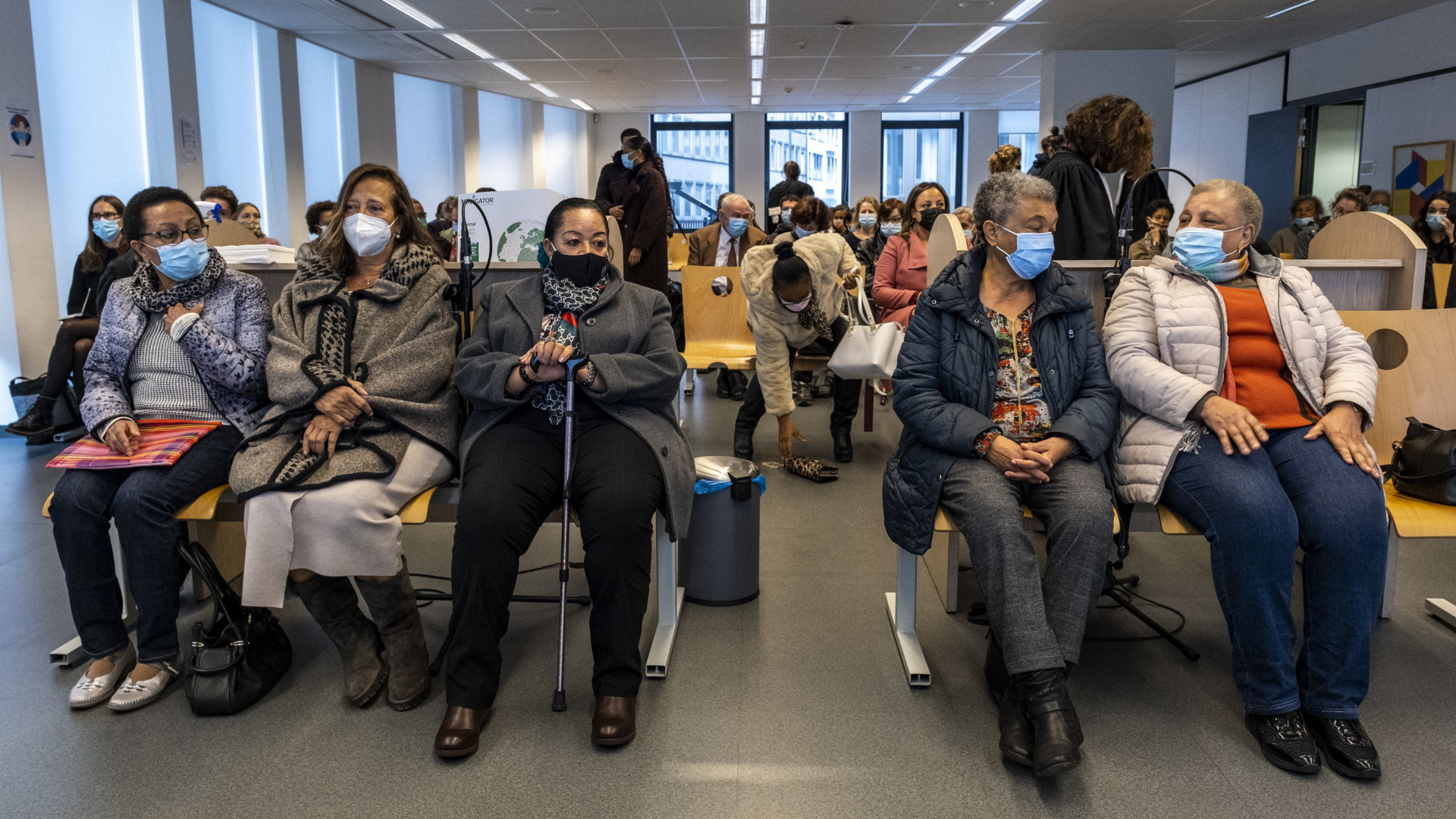 Die Klägerinnen sitzen auf Bänken in einem Prozess gegen den belgischen Staat. | AFP