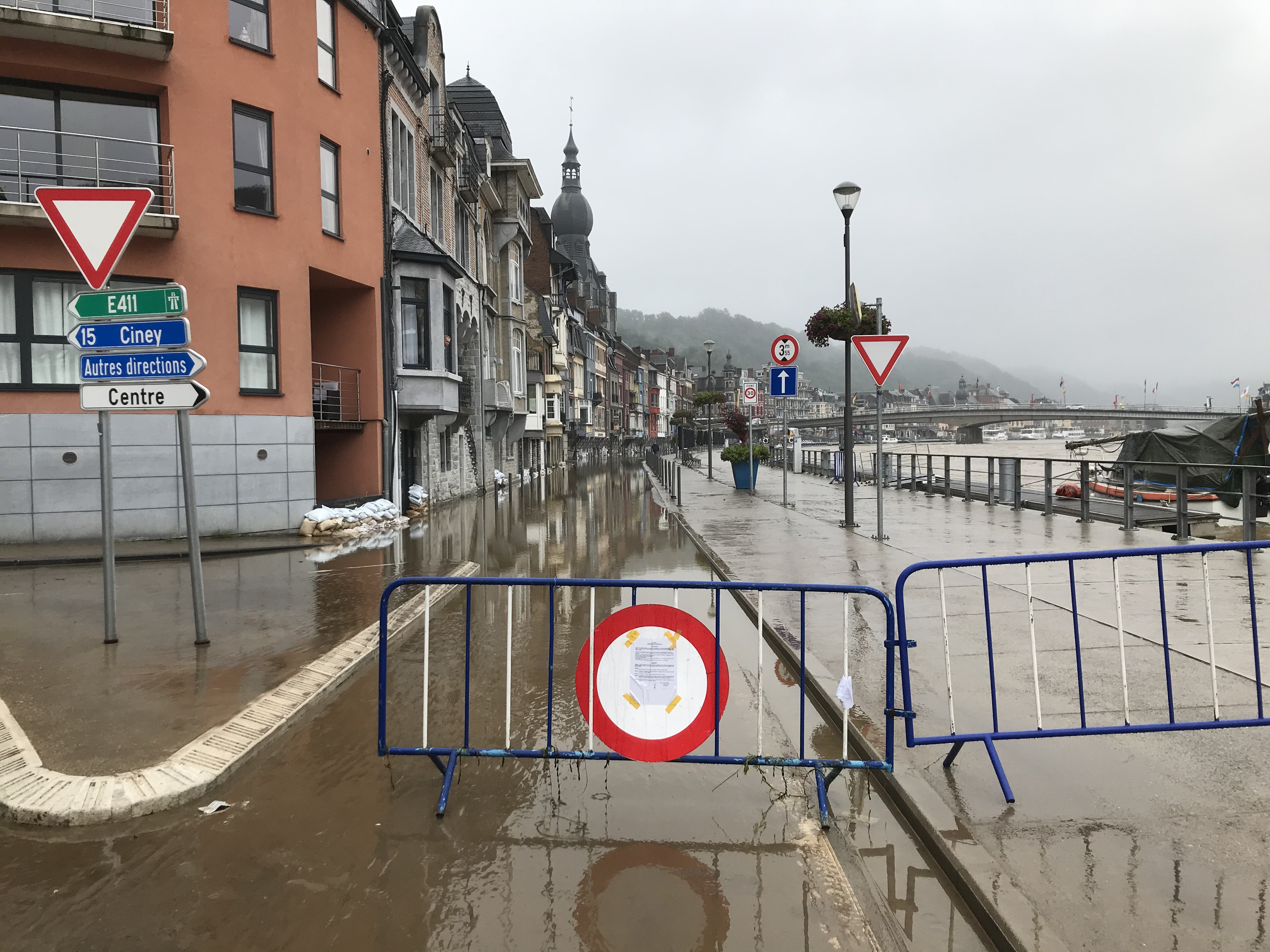 Archiv: Bereits vergangene Woche hatte es in der belgischen Stadt Dinant nach heftigen Regenfällen strake Überschwemmungen gegeben | dpa
