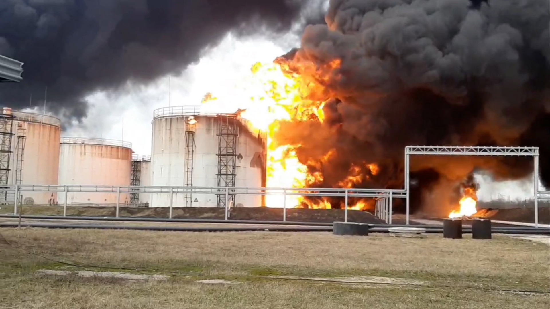 Ein von russischer Staatsseite verbreitetes Bild zeigt ein brennendes Treibstoffdepot. | EPA