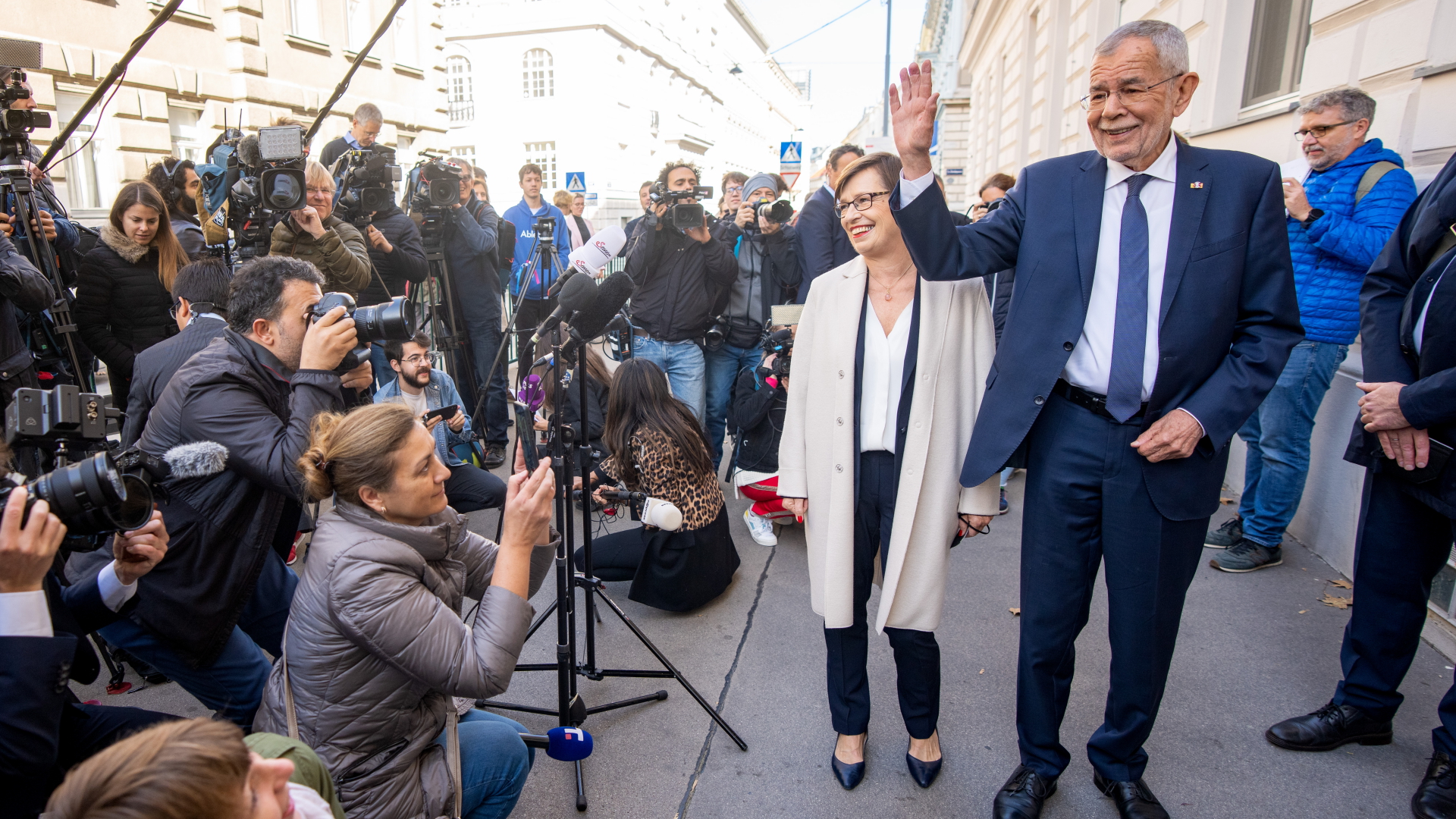 Alexander Van der Bellen und seine Frau Doris Schmidauer am Tag der Wahl. | dpa