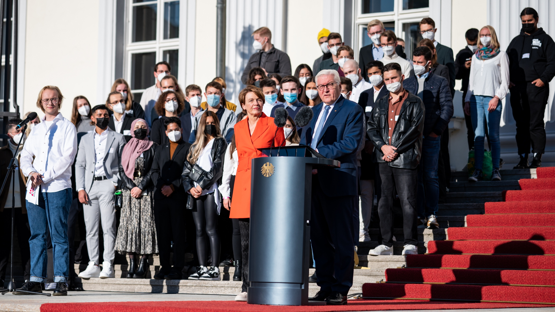  Bundespräsident Frank-Walter Steinmeier und seine Frau Elke Büdenbender begrüßen die Teilnehmer beim Aktionstag "Takeover Bellevue" vor dem Schloss Bellevue. 