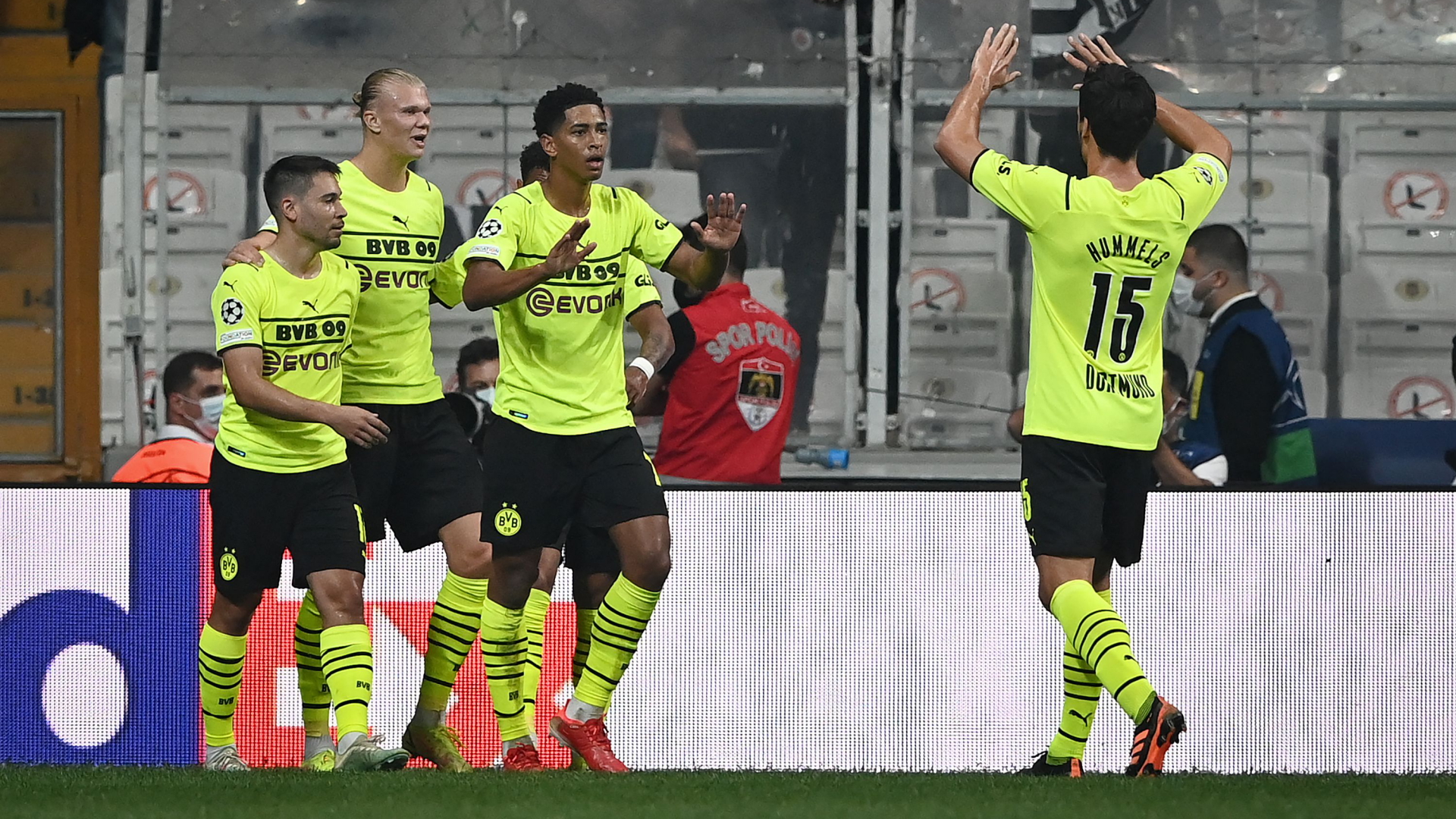 Hummels, Haaland, Bellingham und Guerreiro jubeln nach dem 1:0 gegen Besiktas | AFP