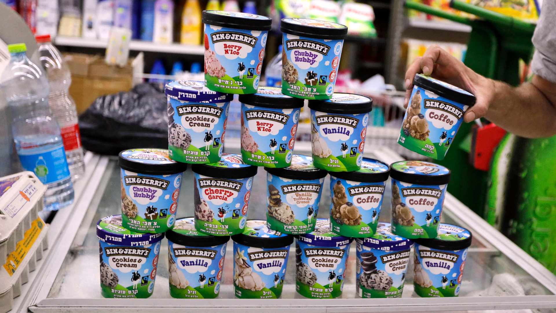 Mehrere Eiscreme-Packungen des US-Herstellers Ben & Jerry's in einem israelischen Supermarkt | AFP