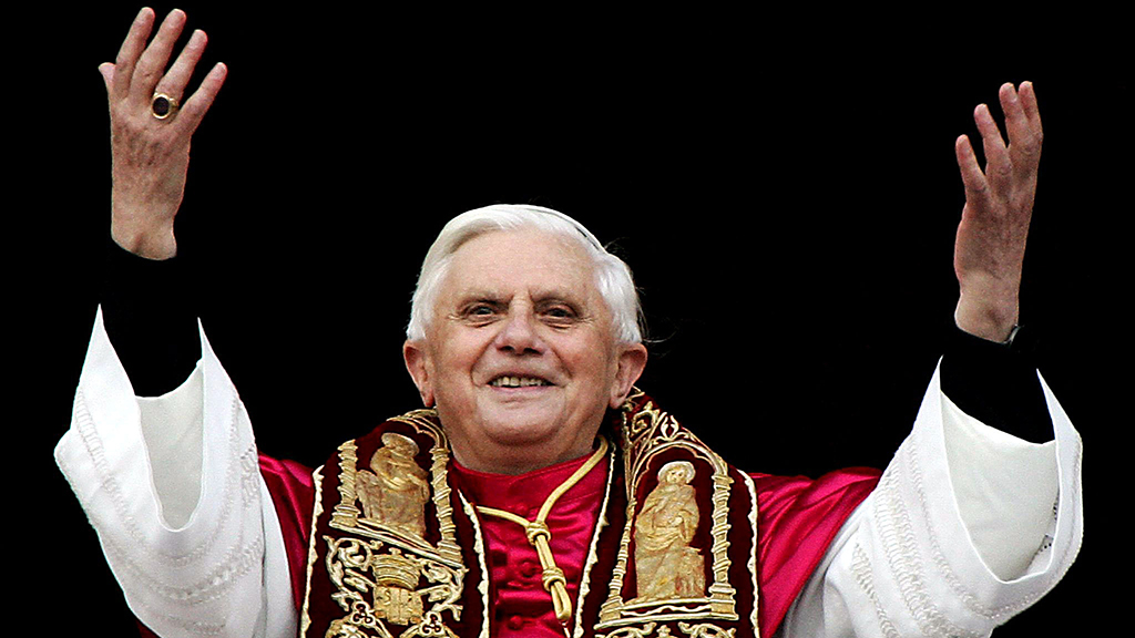 Papst Benedikt XVI. nach seiner Wahl im Jahr 2005 | dpa