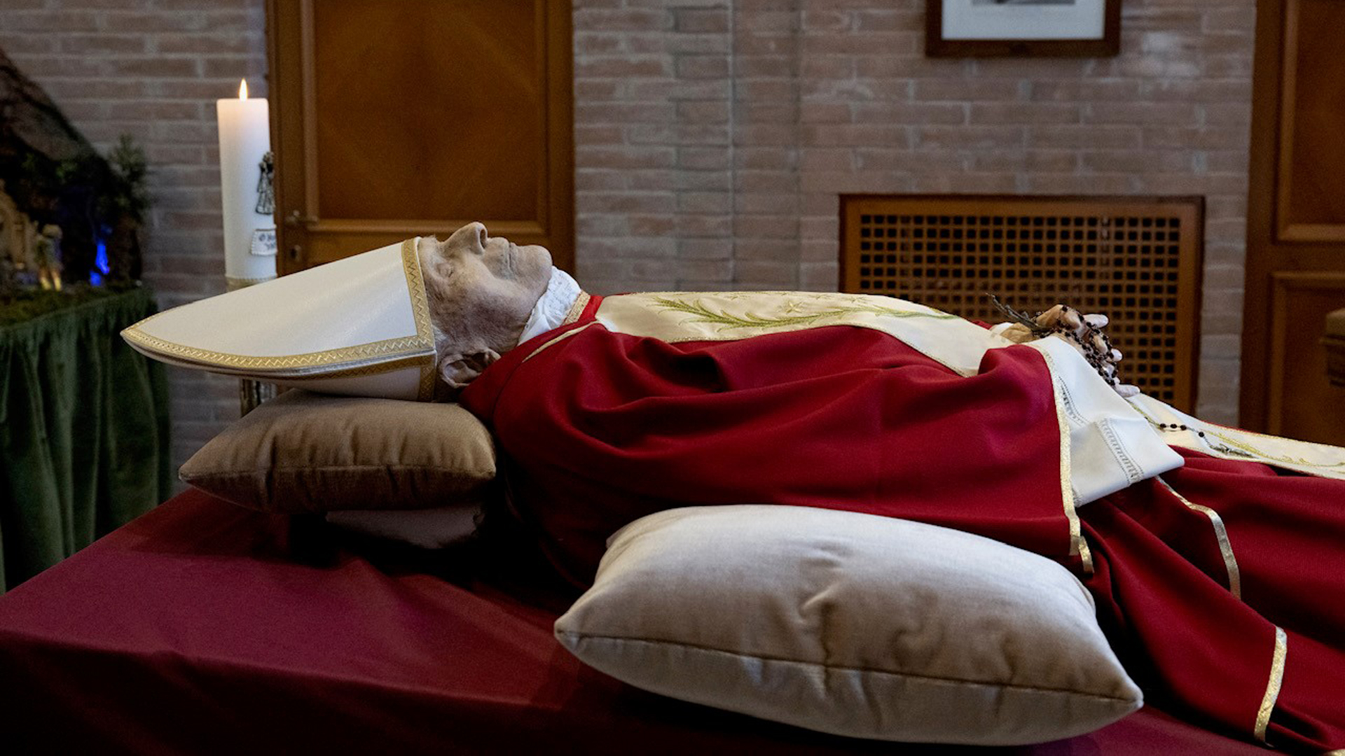 Der gestorbene emeritierte Papst Benedikt XVI. liegt in der Kapelle des Klosters Mater Ecclesiae im Vatikan aufgebahrt. | dpa