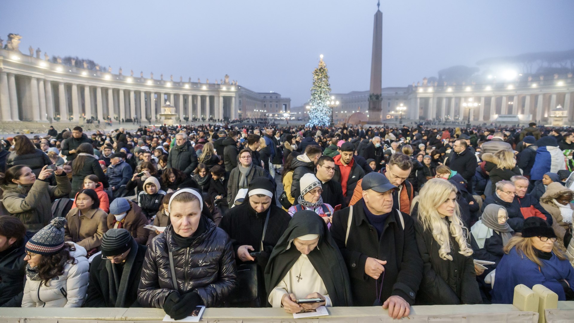  Gläubige warten frühmorgens auf den Beginn der öffentlichen Trauermesse für den verstorbenen emeritierten Papst Benedikt XVI. auf dem Petersplatz. | dpa