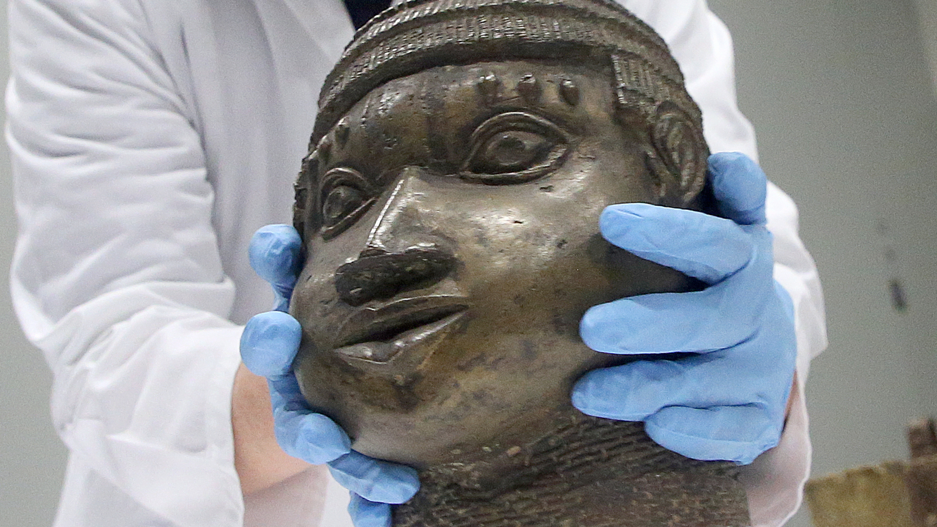 Eine der Benin-Bronzen wird in Berlin für den Transport nach Nigeria verpackt. | dpa