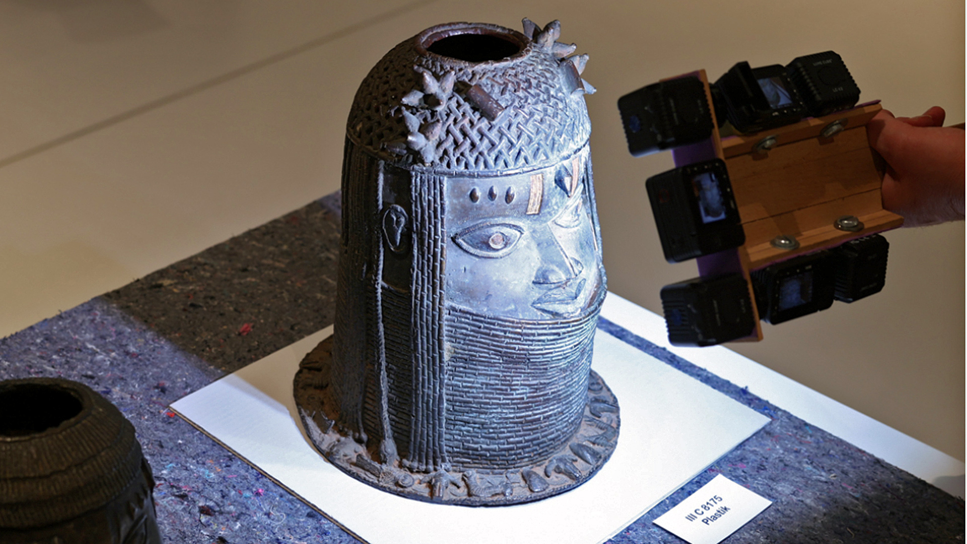 Plastiken der Benin-Bronzen aus der Ausstellung im Humboldt Forum werden gescannt, um sie danach für die Rückgabe nach Nigeria transportfähig zu verpacken.