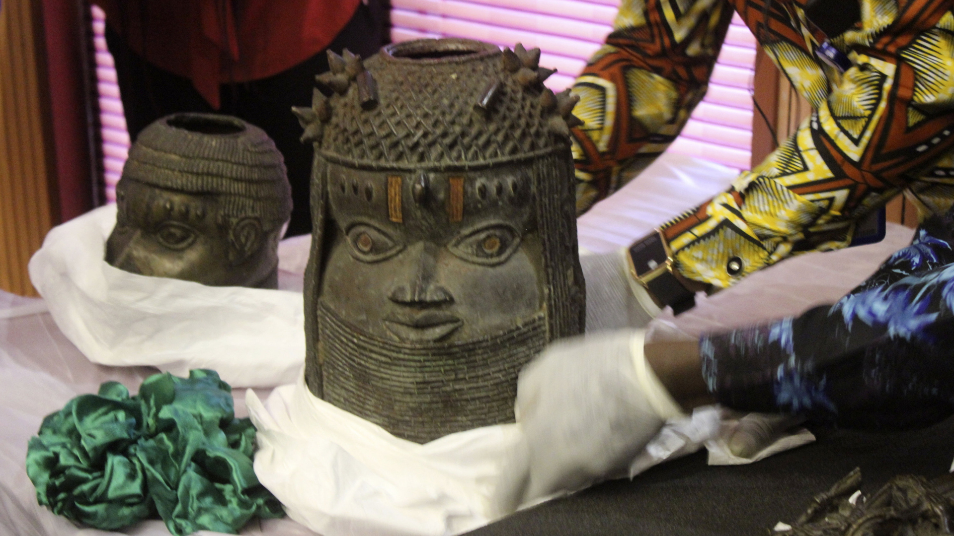 Eine der Benin-Bronzen bei der Übergabe in Nigeria. | AP