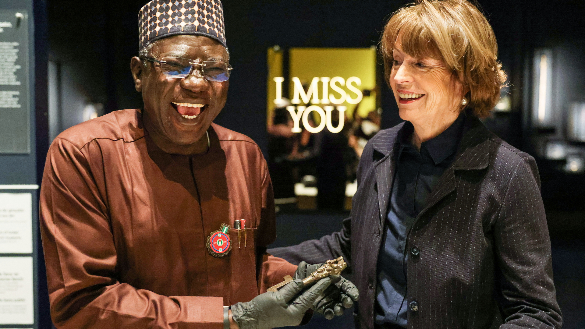 Henriette Reker (r, parteilos), Oberbürgermeisterin von Köln, übergibt Abba Isa Tijani, Generaldirektor der Nationalen Kommission für Museen und Monumente, symbolisch einen bronzenen Schlüssel aus dem Königreich Benin.  | dpa