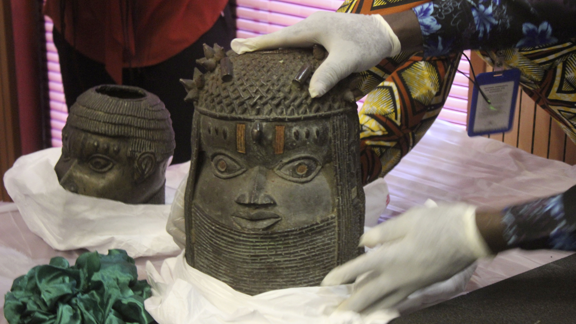 Benin-Bronzen, die in der Vergangenheit geraubt und an Nigeria zurückgegeben wurden, werden während einer Übergabezeremonie ausgestellt. | dpa