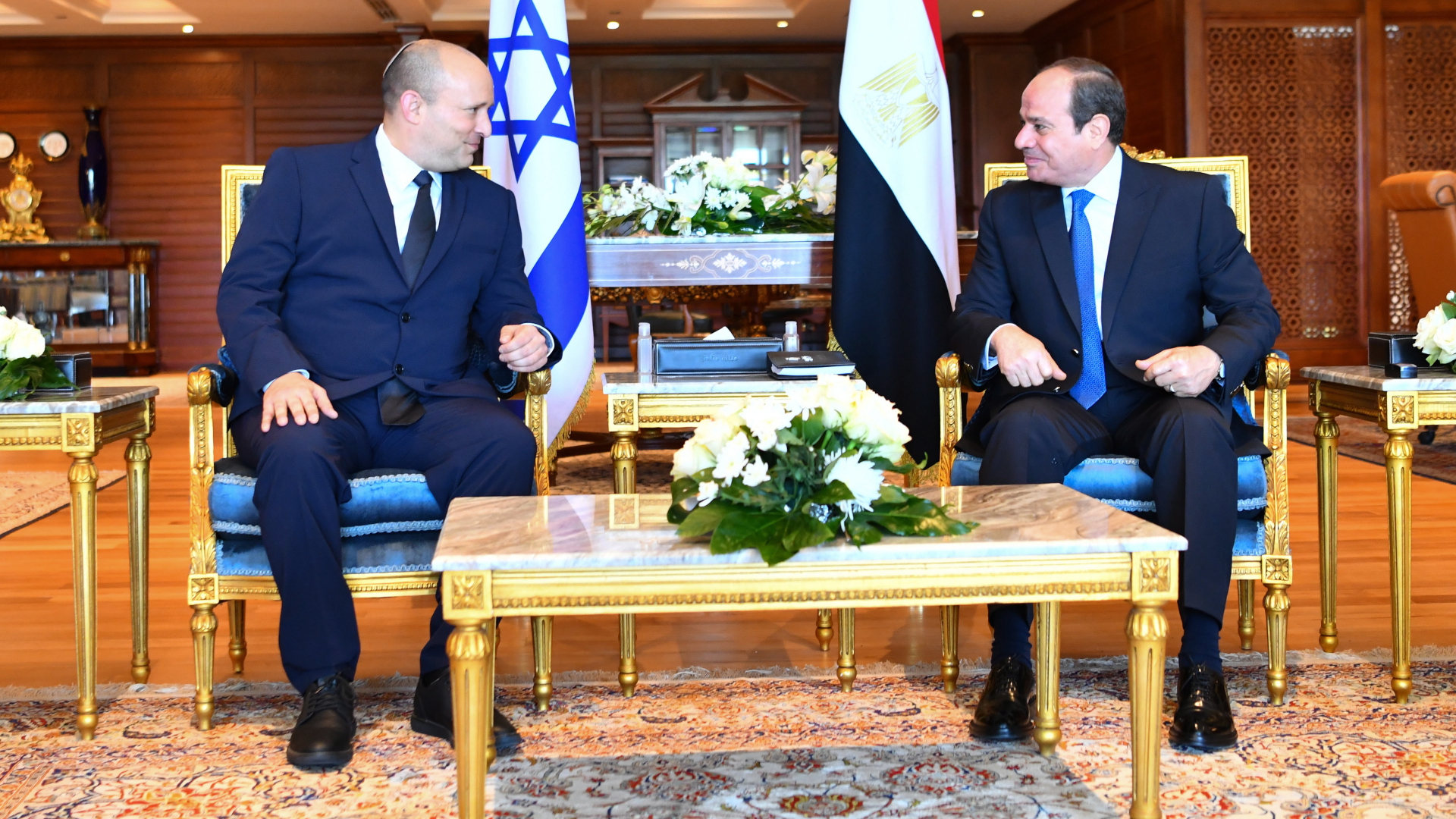 Israels Ministerpräsident Naftali Bennett (links) neben dem ägyptischen Präsidenten Abdel Fattah al-Sisi. | EPA