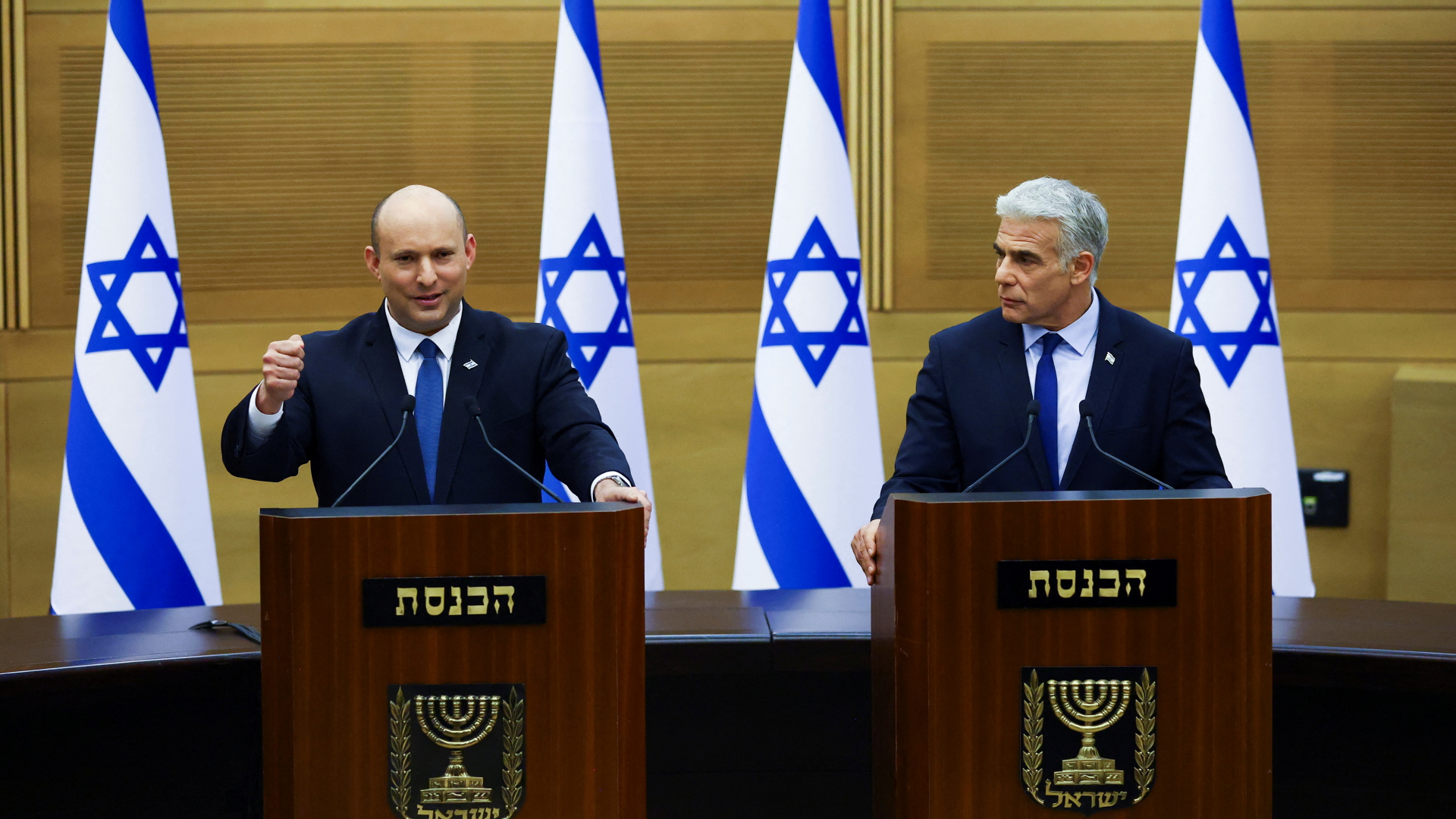 Naftali Bennett (links) steht neben Jair Lapid. | REUTERS
