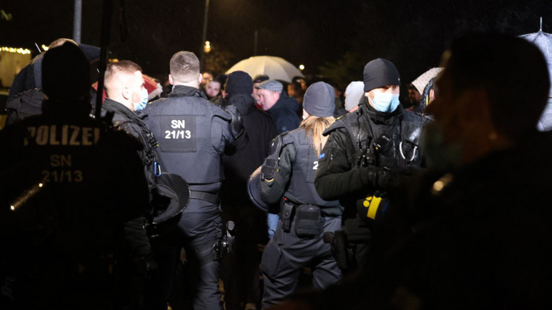 Die Polizei kontrolliert Demonstranten in Bennewitz. | dpa