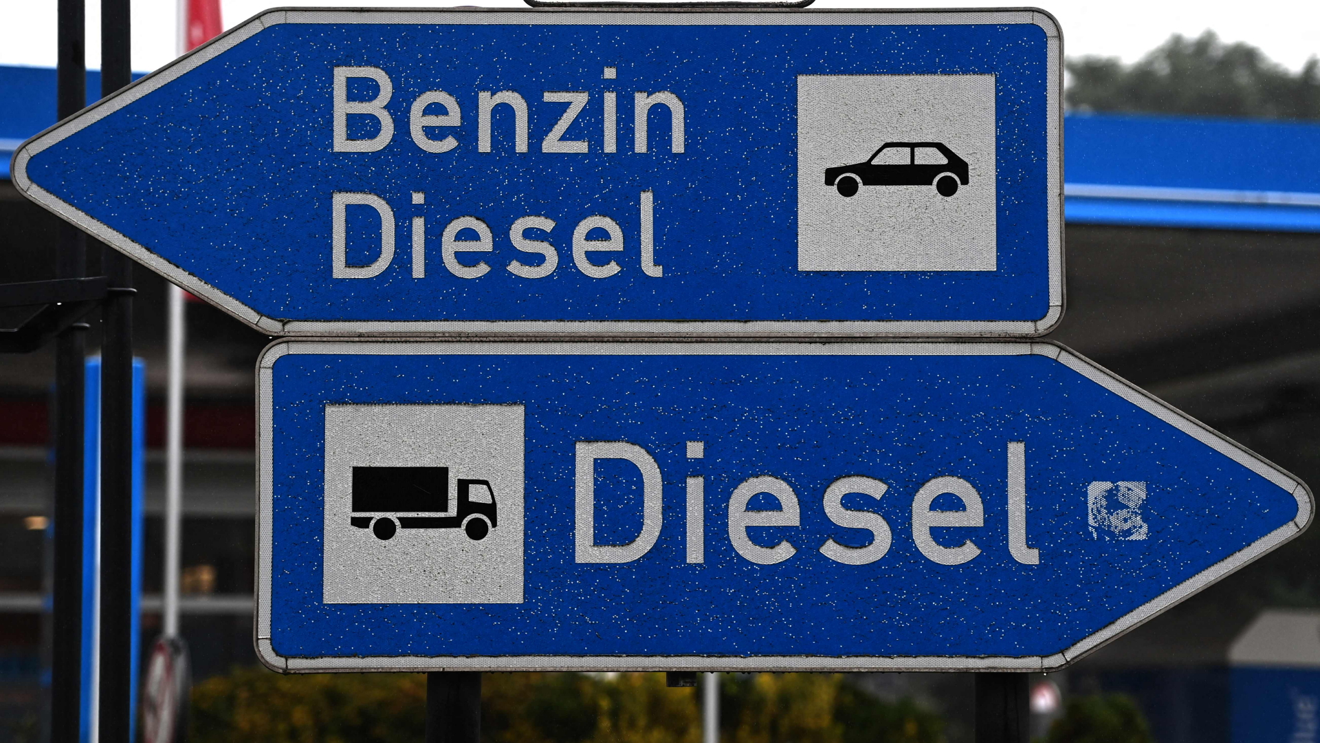 Hinweisschild zu Tankstellen für Diesel- und Benzinfahrzeuge