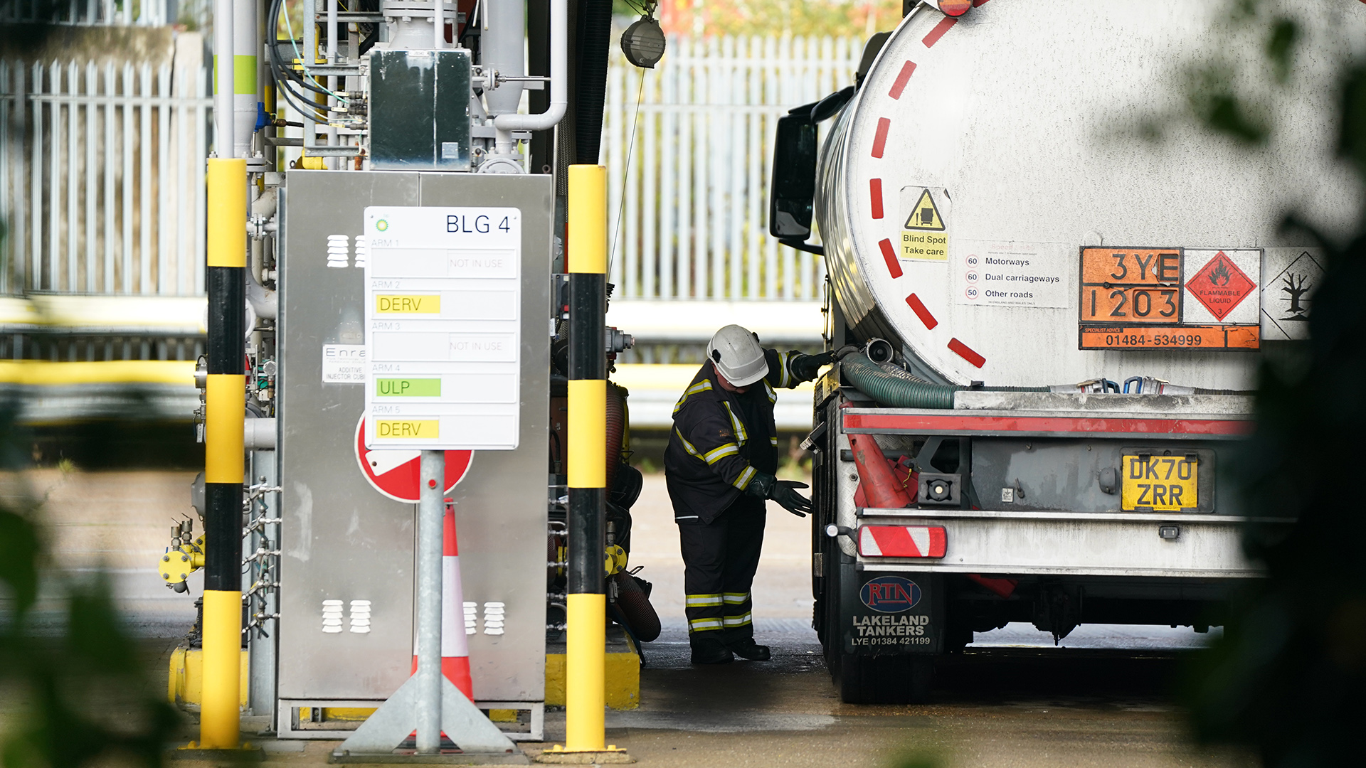 Ein Tankwagen wird im Öllager Buncefield befüllt. | dpa