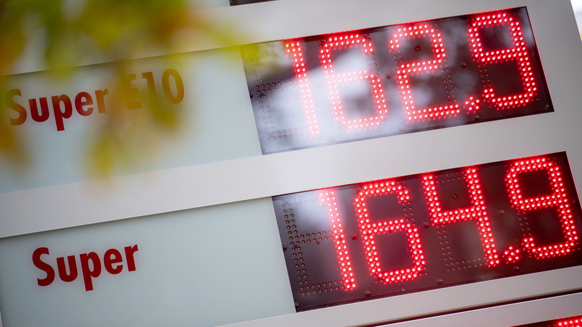 Benzinpreis-Anzeige an einer Tankstelle | dpa