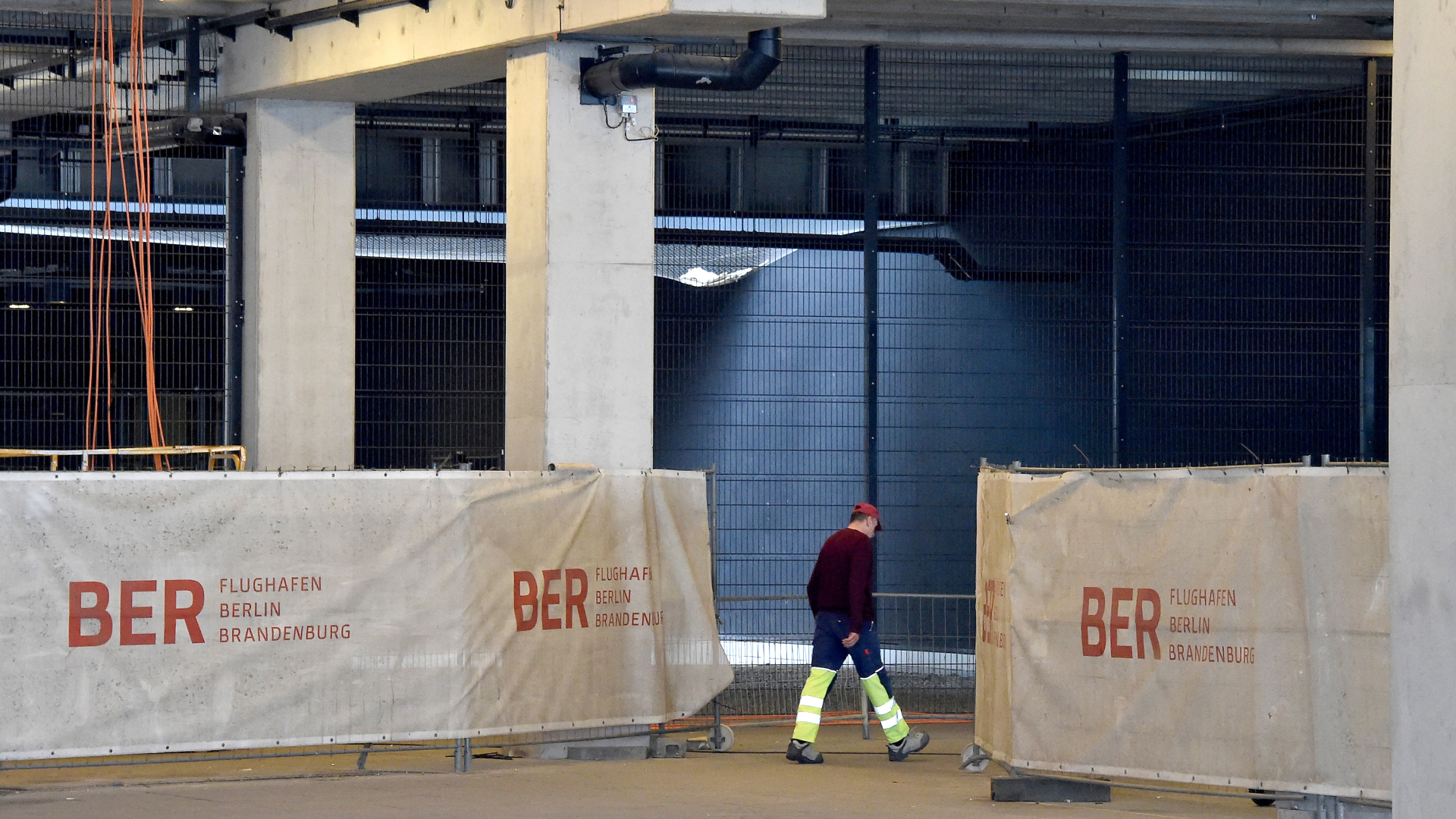 Bauarbeiter geht in die Baustelle im BER-Terminal | dpa