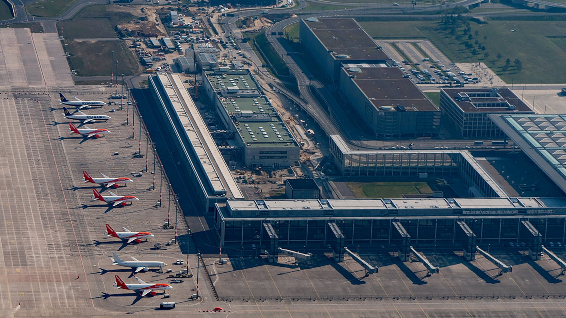 Blick von oben auf den künftigen Hauptstadtflughafen BER.  | dpa