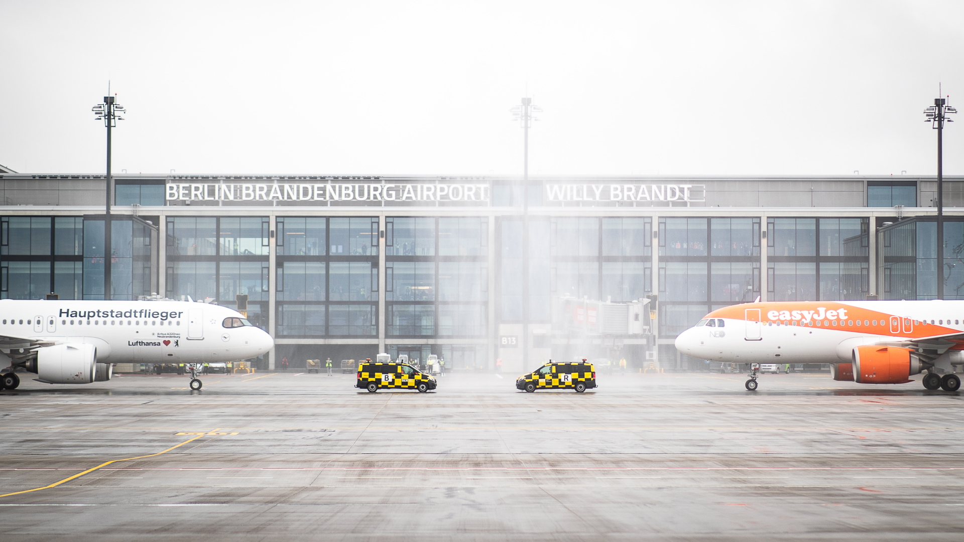 Zwei Flugzeuge stehen bei der Eröffnung des Hauptstadtflughafens BER vorm Terminal. | RAINER KEUENHOF/POOL/EPA-EFE/Shu