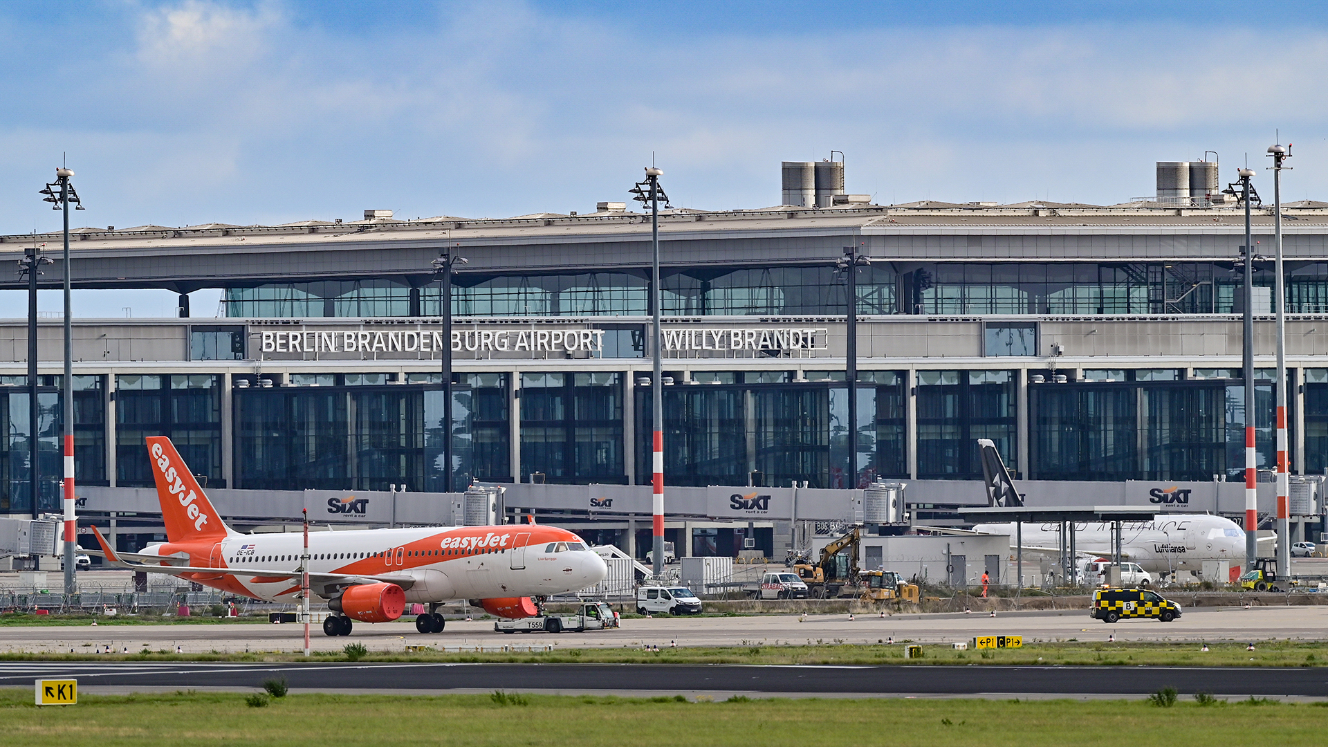 Ein Passagierflugzeug der britischen Fluggesellschaft Easyjet wird über das Vorfeld am Terminal 1 vom Hauptstadtflughafen Berlin Brandenburg ''Willy Brandt'' gezogen. | picture alliance/dpa