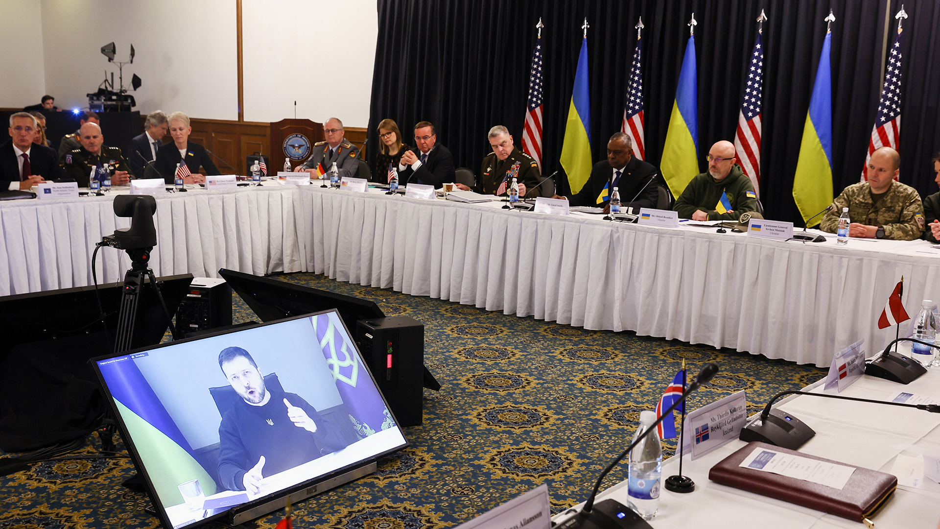 Verteidigungsminister von Deutschland, den USA und der Ukraine sitzen während Beratungen an einem Tisch. | REUTERS