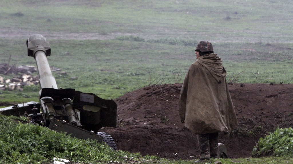 Eine armenische Artilleriestellung in Martakert, Berg-Karabach