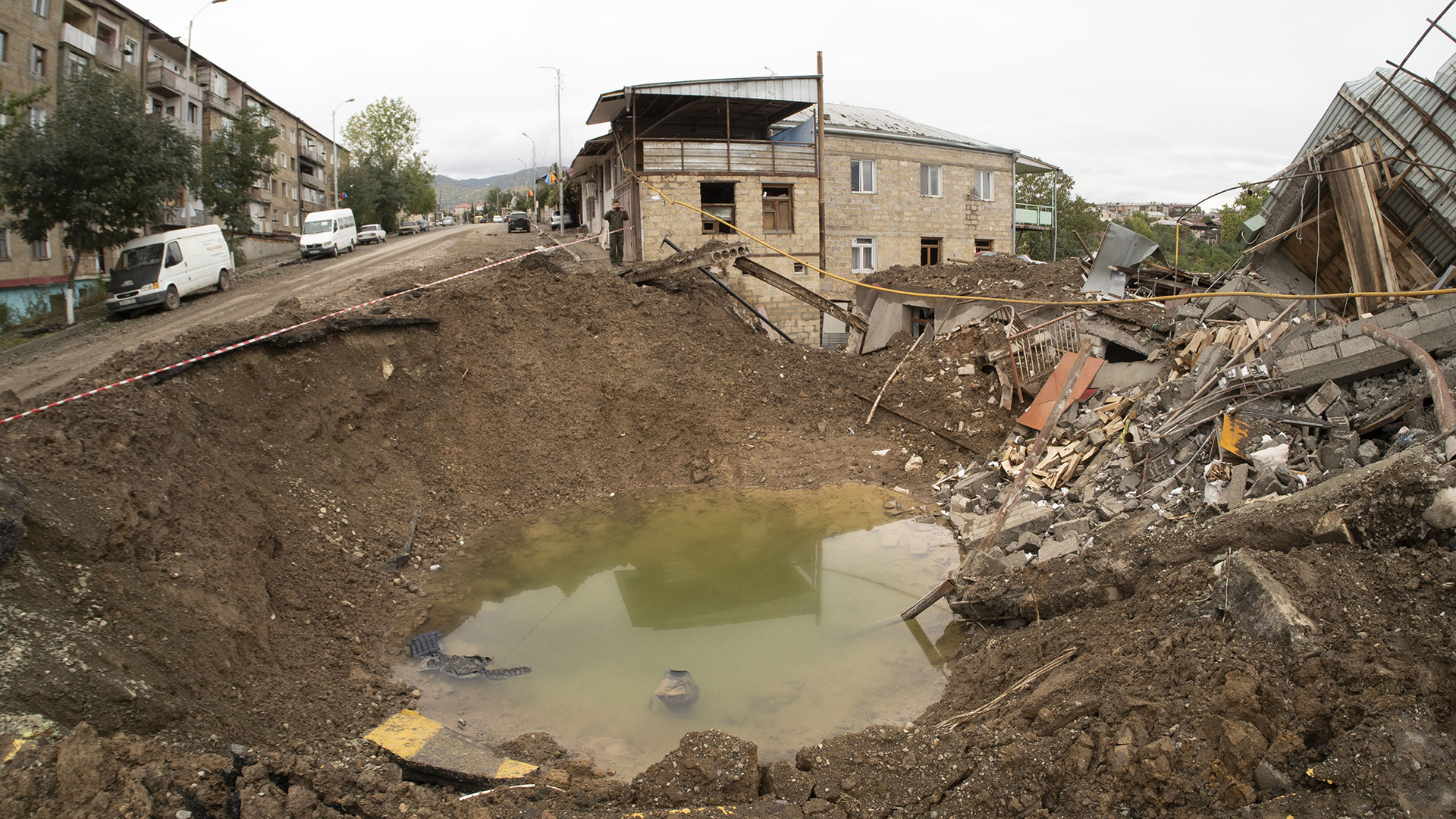 Stepanakert: Ein Krater nach dem Beschuss durch die aserbaidschanische Artillerie während des militärischen Konflikts in der selbsternannten Republik Berg-Karabach. | Bildquelle: dpa