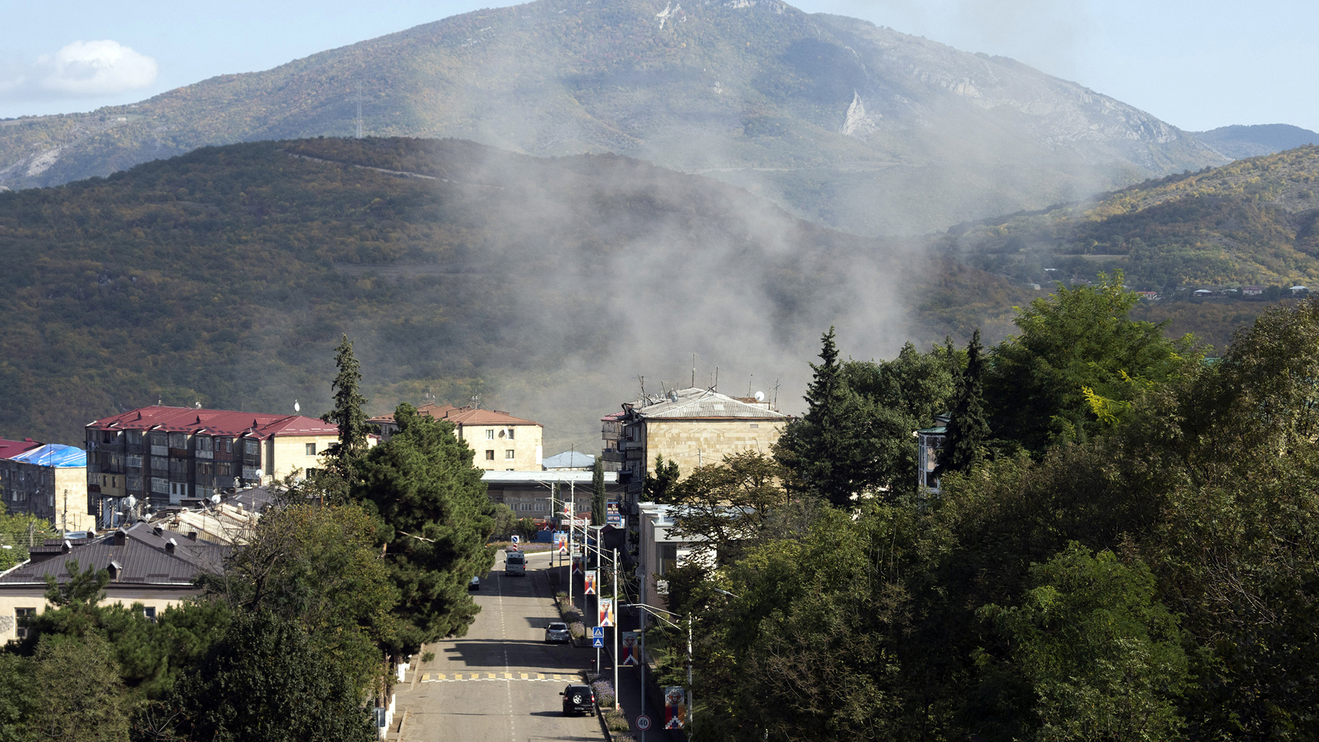 Rauch steigt nach dem Beschuss durch die aserbaidschanische Artillerie in Stepanakert auf, Bergkarabach, Freitag, 9. Oktober 2020. | AP