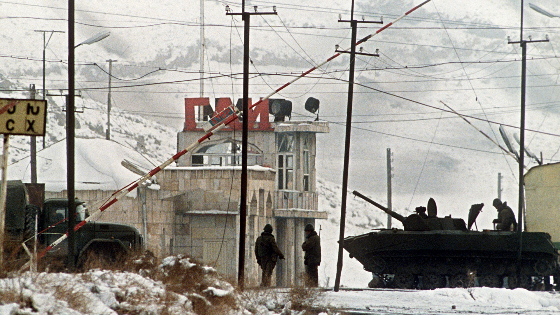 Sowjetische Panzer an der Grenze von Nachtischewan und Armenien im Januar 1990. | picture-alliance / dpa