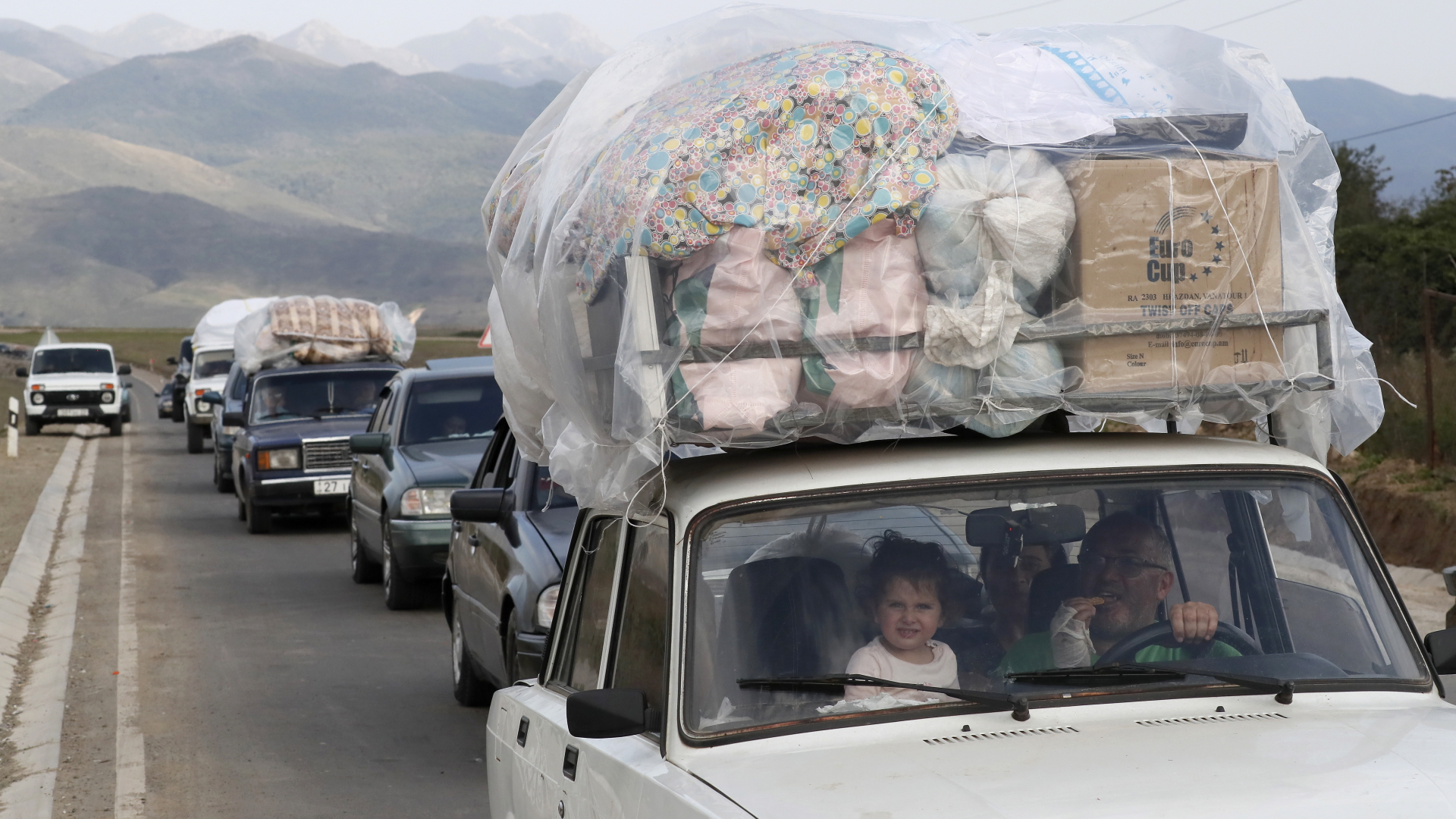 Eine Schlange von Fahrzeugen auf der einzigen Straße von Bergkarabach nach Armenien.