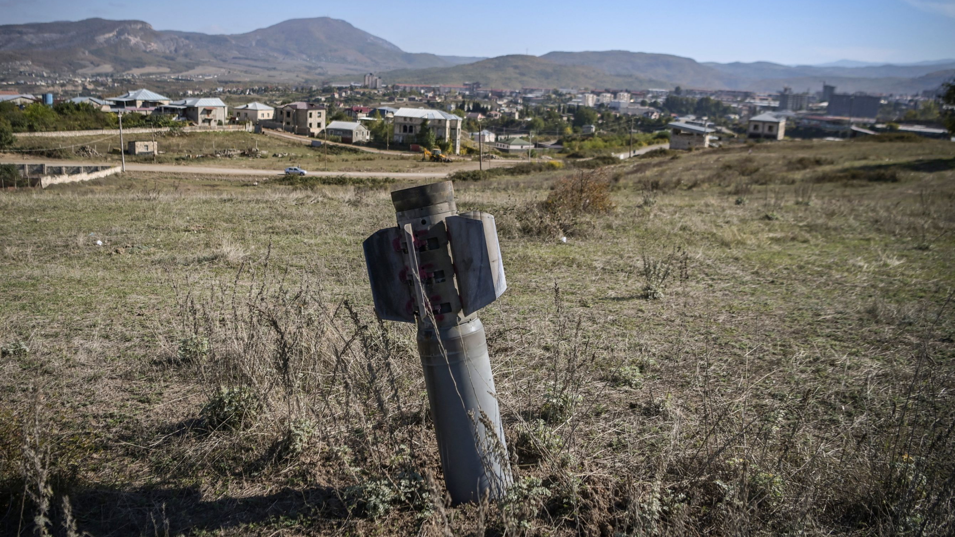 Eine nicht explodierte Smerch-Rakete steckt bei Stepanakert im Boden. | AFP