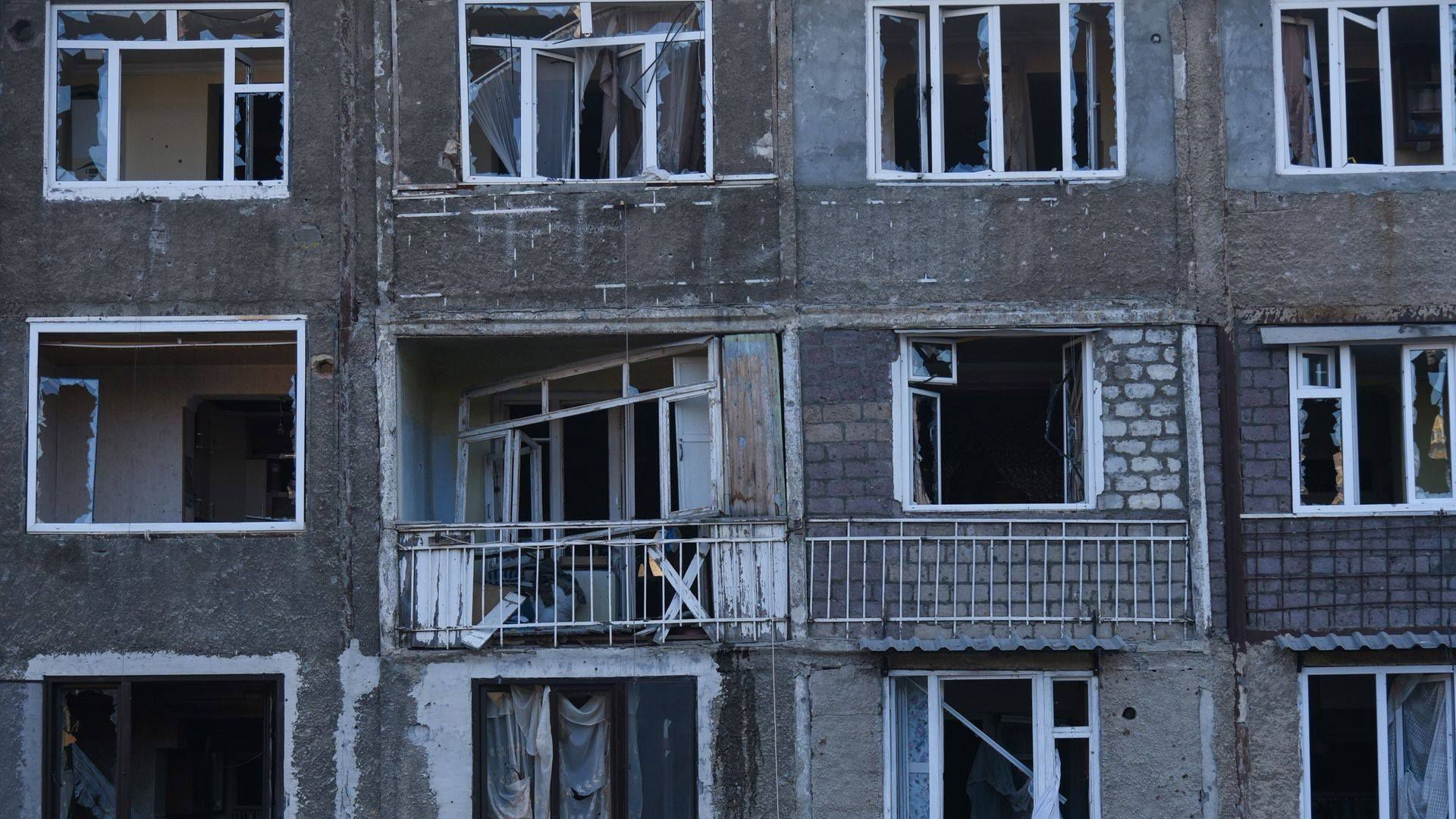 Zerstörte Fenster eines Wohnblocks in Stepanakert
