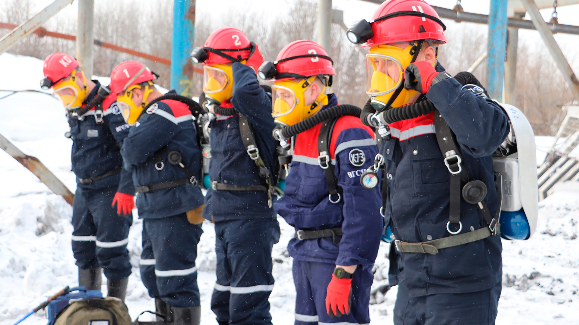 Rettungskräfte an einem Brand in einem Kohlebergwerk in der Nähe der sibirischen Stadt Kemerowo.  | picture alliance/dpa/Russian Min