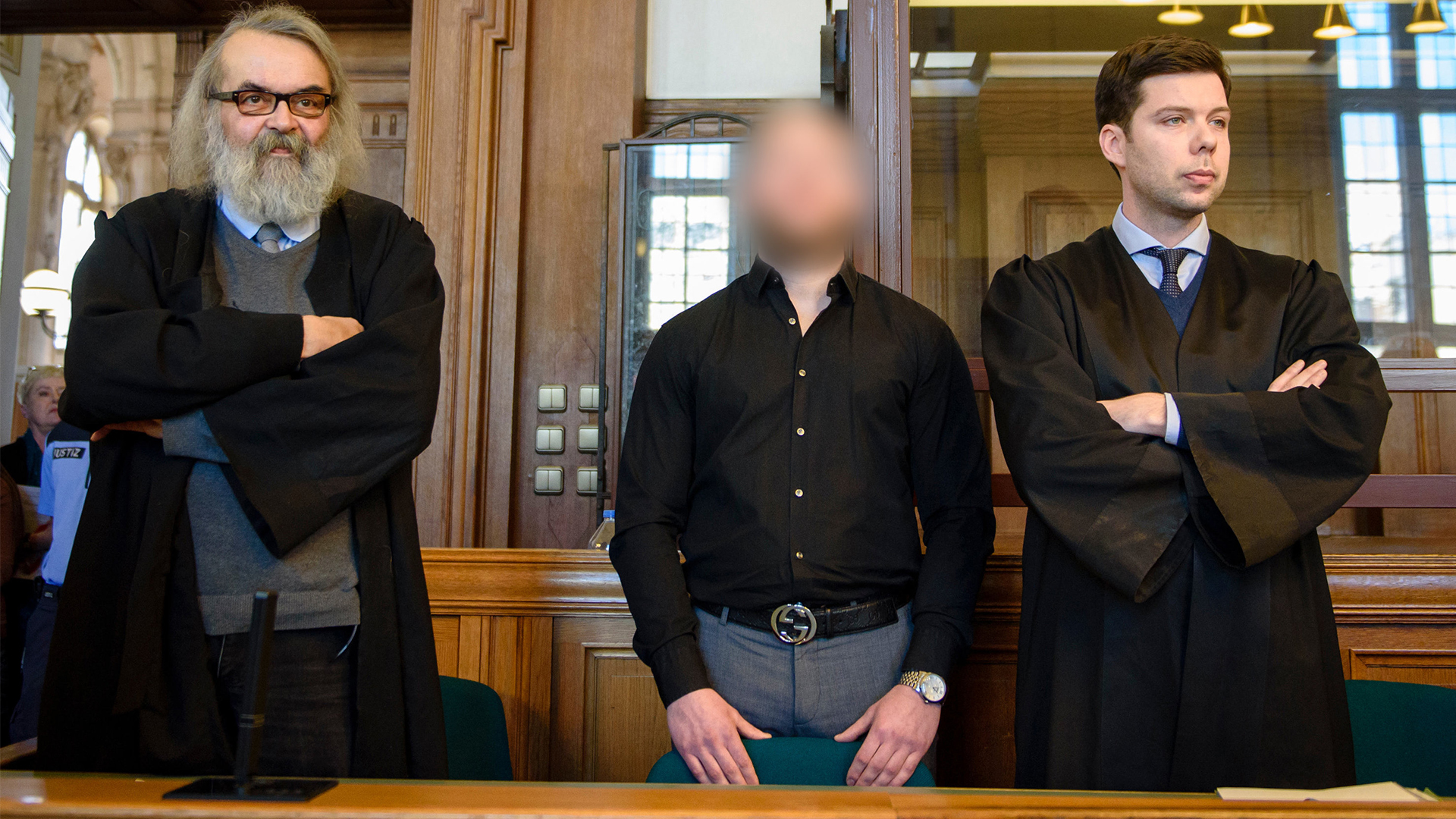 Der Angeklagte Marvin N. steht in einem Gerichtssaal des Landgerichtes Berlin zwischen seinen Anwälten und wartet auf die Urteilsverkündung | dpa