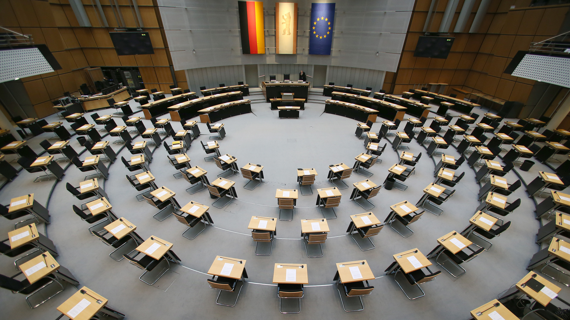 Leerer Plenarsaal des Berliner Abgeordnetenhauses | picture alliance/dpa