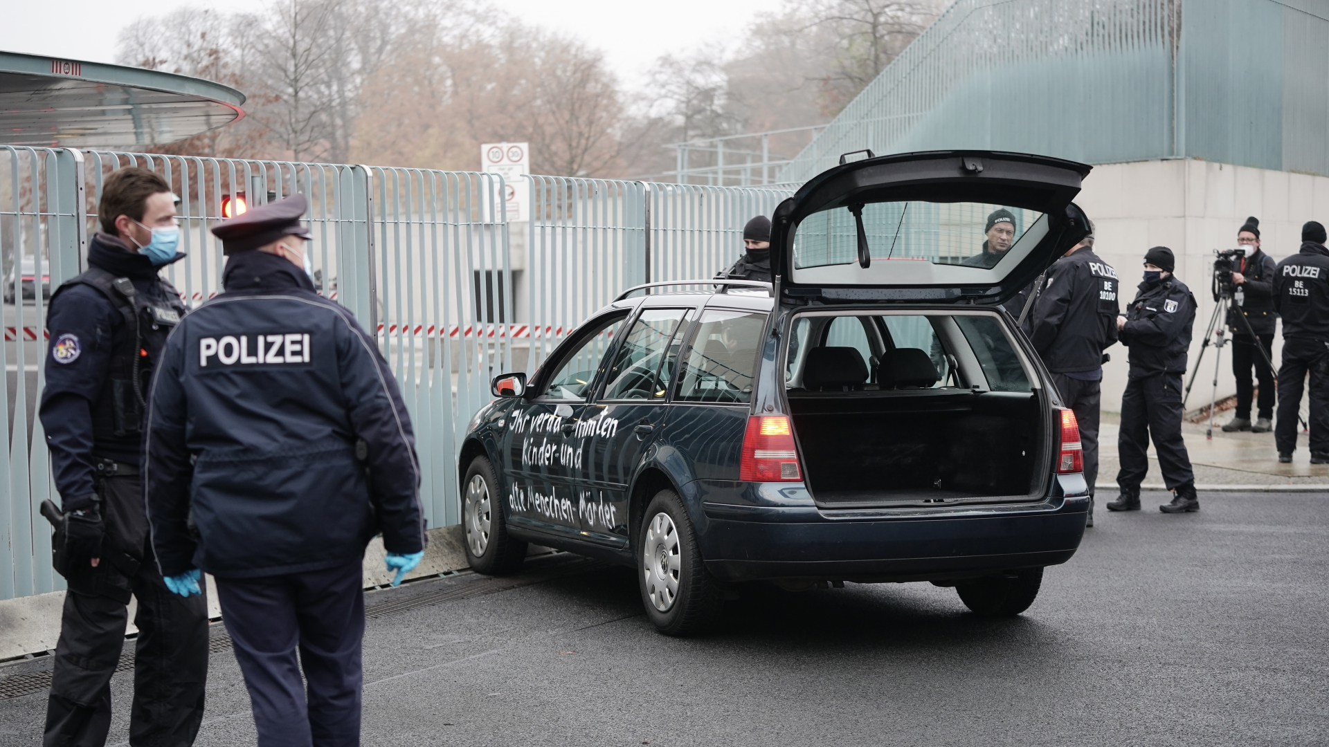 Ein Auto steht vor dem Tor des Bundeskanzleramts. | Bildquelle: dpa