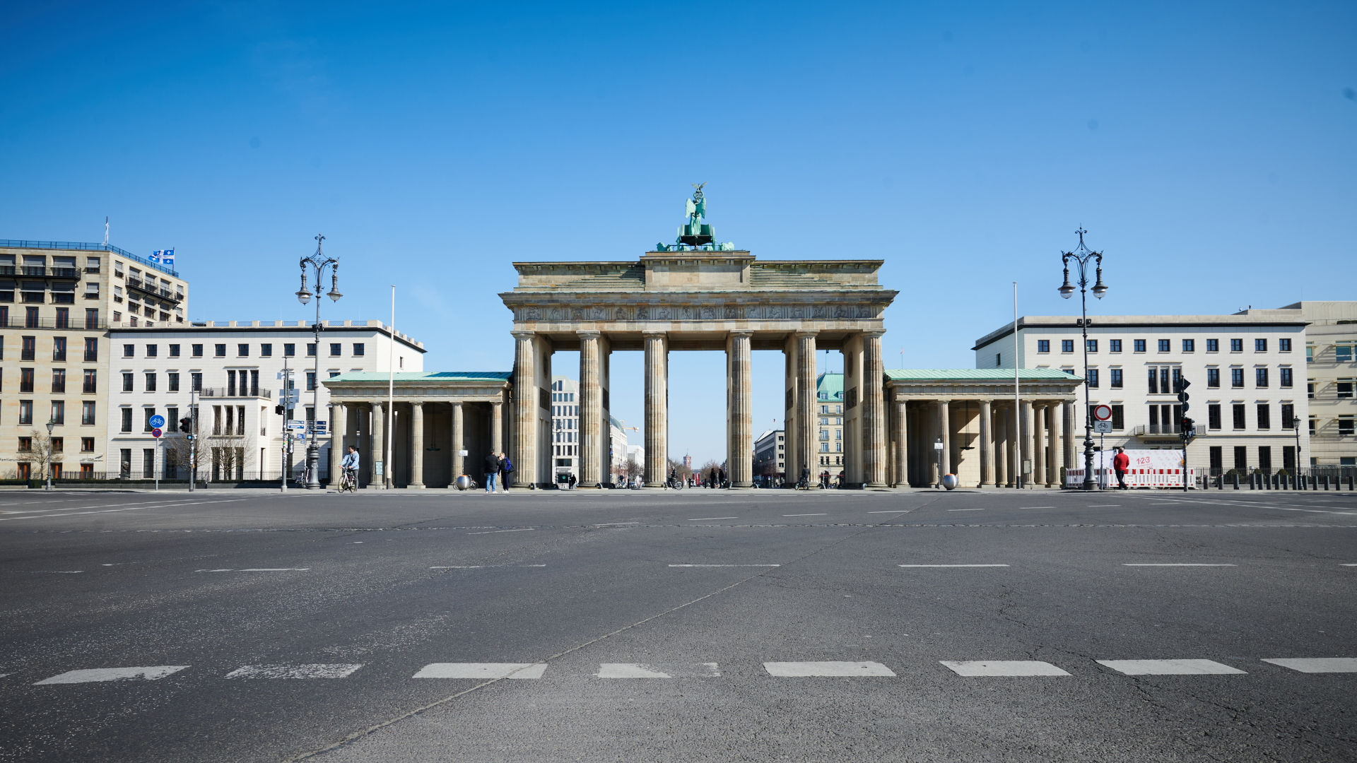 Menschenleere Innenstädte wie in Berlin - wie wirkt sich das aufs Klima aus? | Bildquelle: dpa