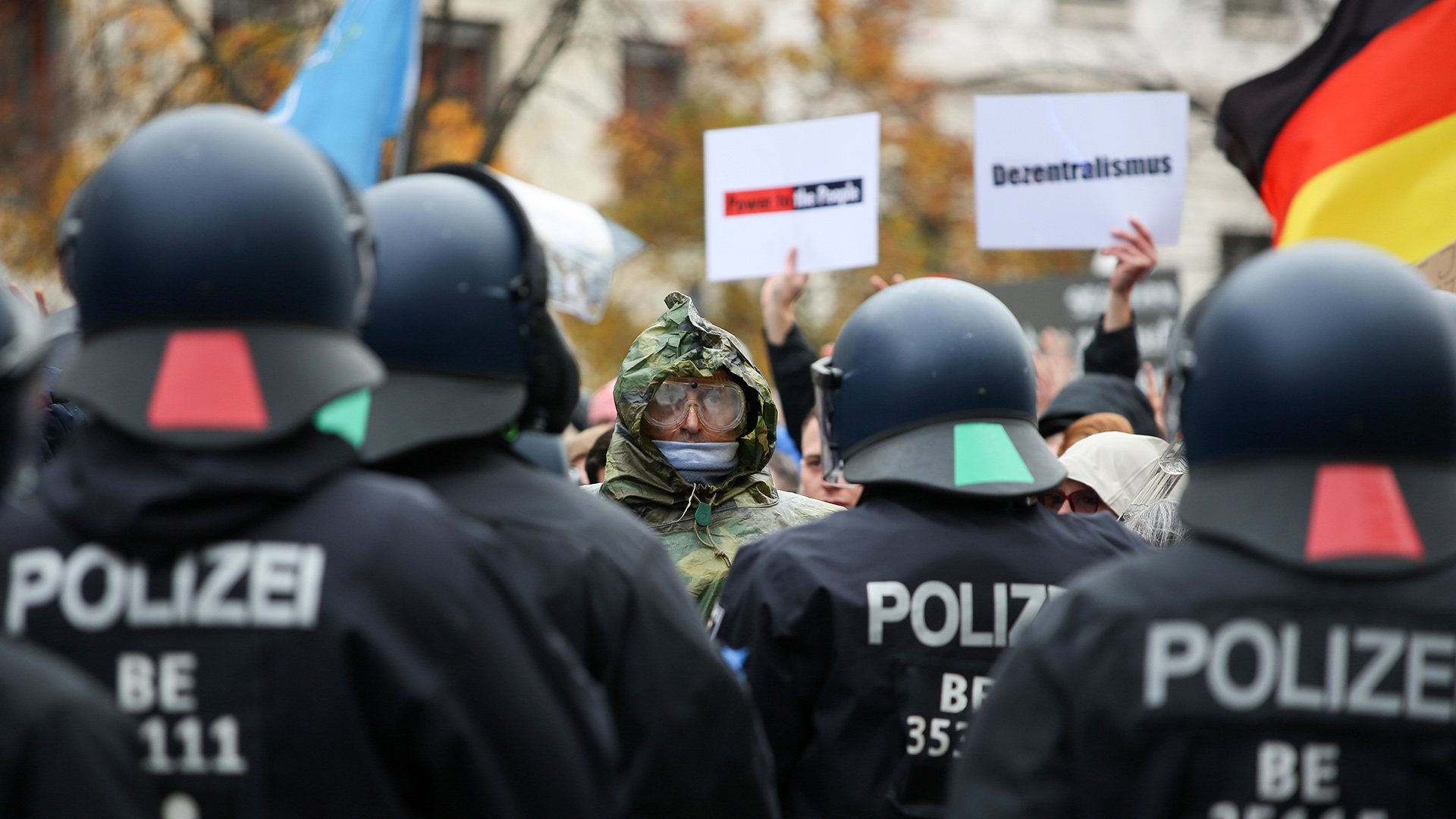 Polizisten stehen vor Demonstranten die gegen die Coronauflagen der Bundesregierung demonstrieren, Berlin. | REUTERS