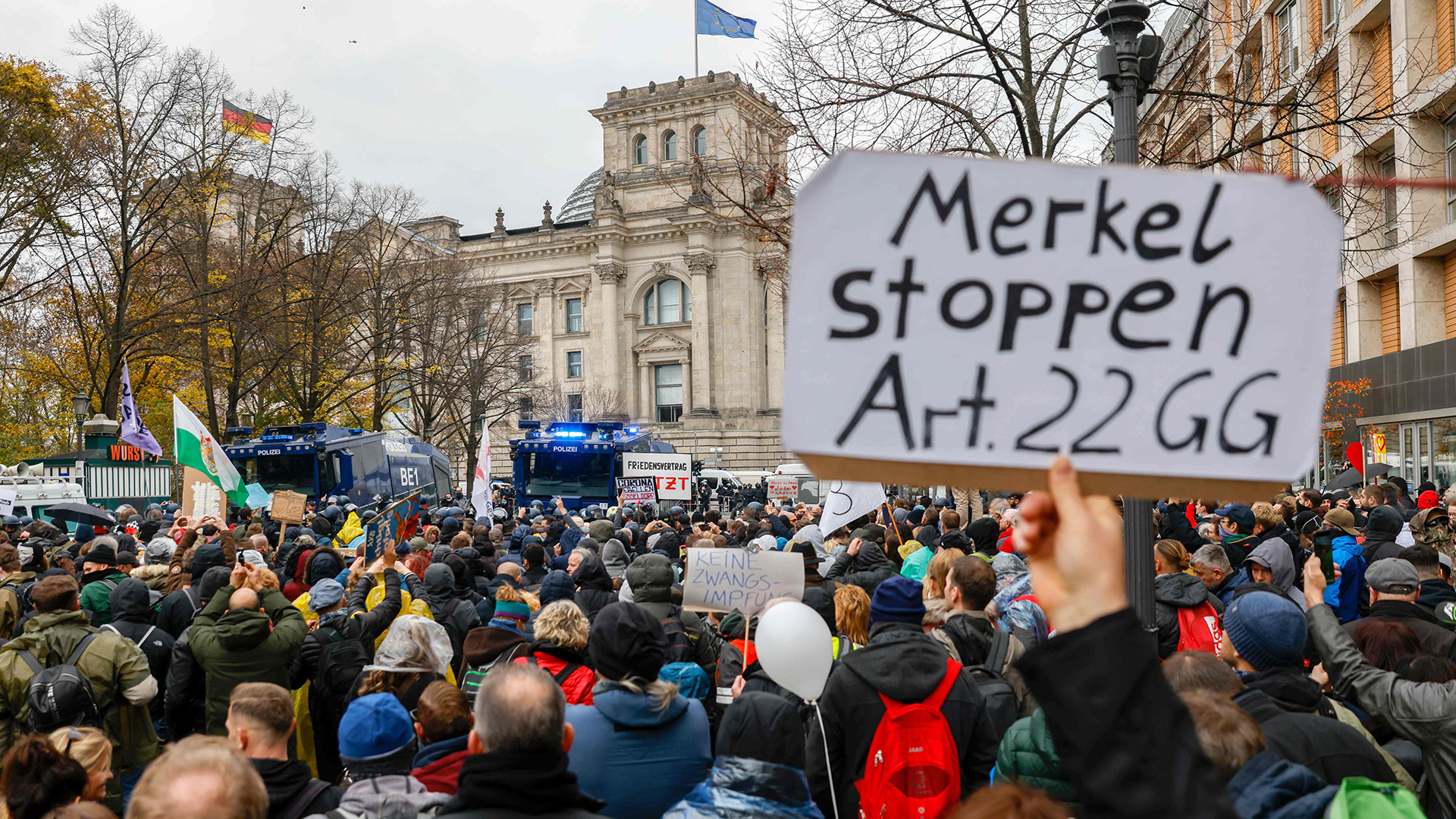 Demonstration gegen die Corona-Einschränkungen der Bundesregierung zwischen dem Brandenburger Tor und dem Reichstagsgebäude. | AFP