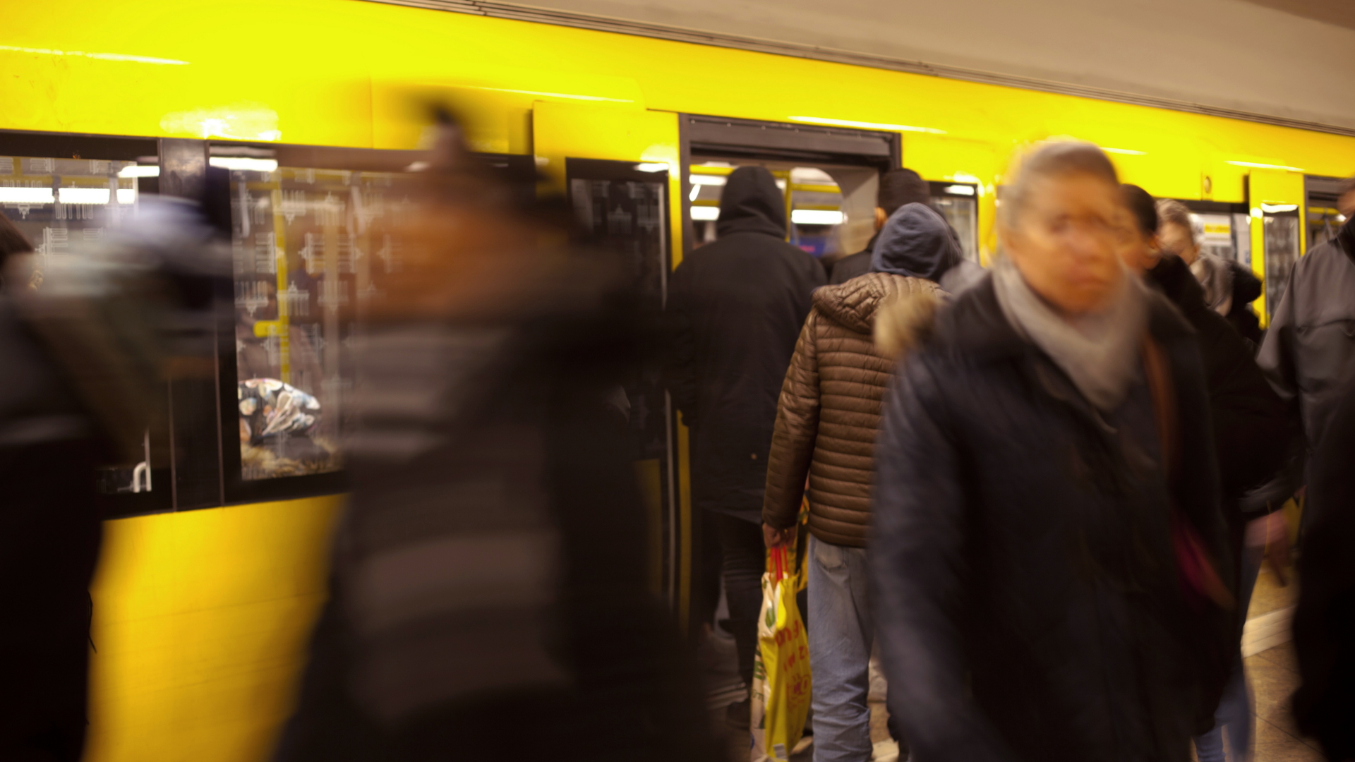 Zahlreiche Fahrgäste steigen aus einer haltenden U-Bahn in Berlin, andere steigen ein. | dpa