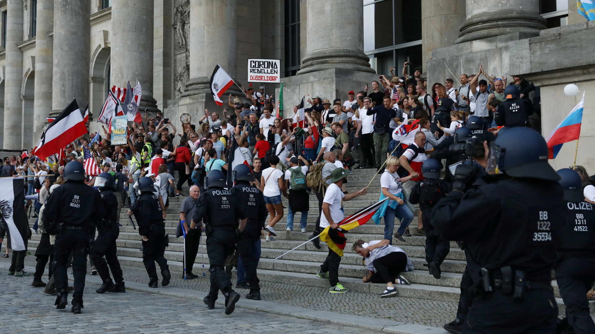 Demonstranten vor dem Reichstagsgebäude, Berlin