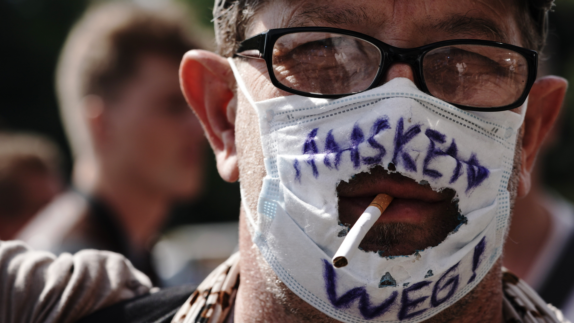 Berlin: "Masken Weg!" steht auf dem "Mundschutz" eines Teilnehmers einer Demonstration gegen die Corona-Maßnahmen. | dpa