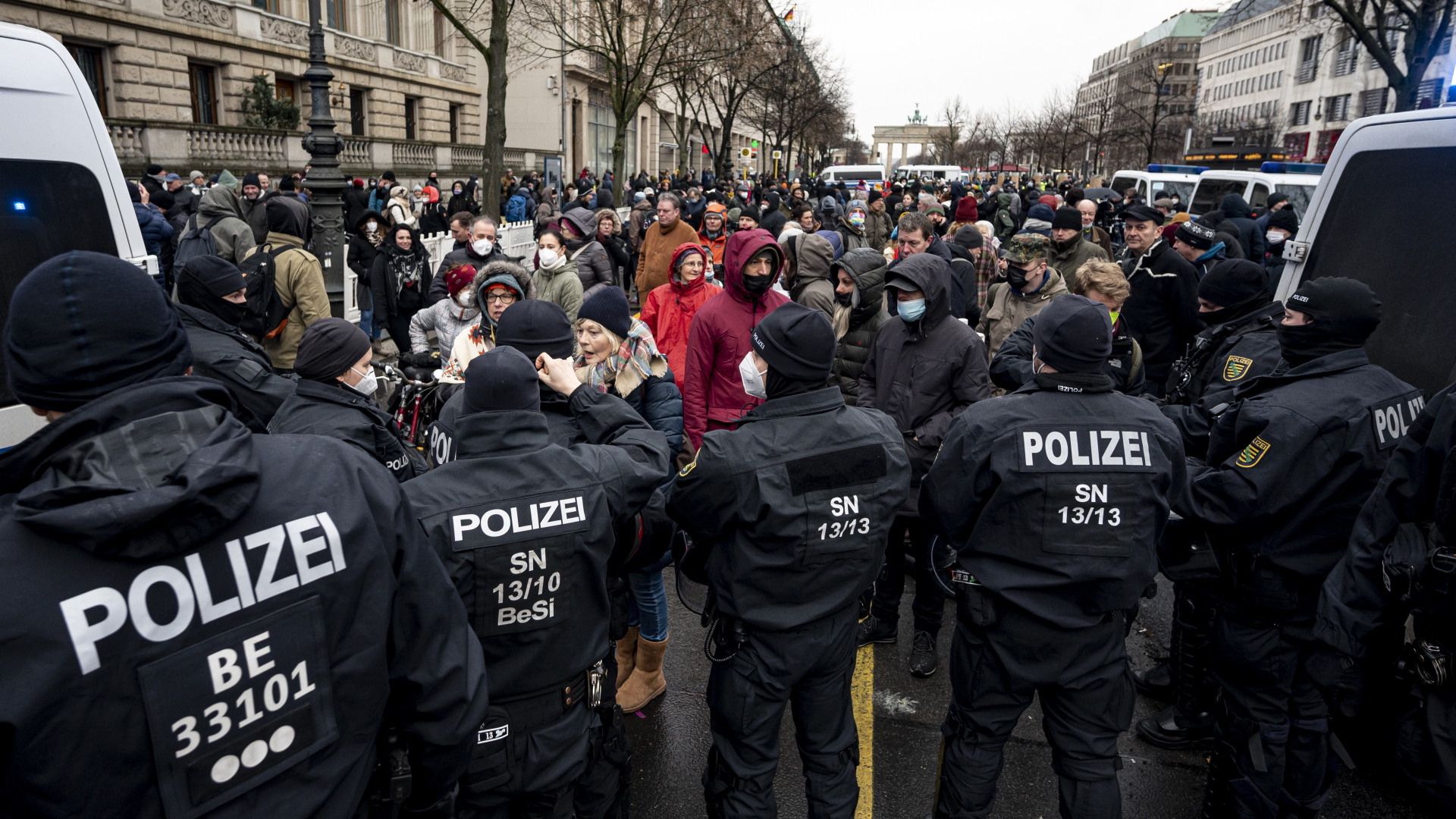 Polizisten stehen in Berlin vor Teilnehmern einer Demonstration gegen die Corona-Impfpflicht.