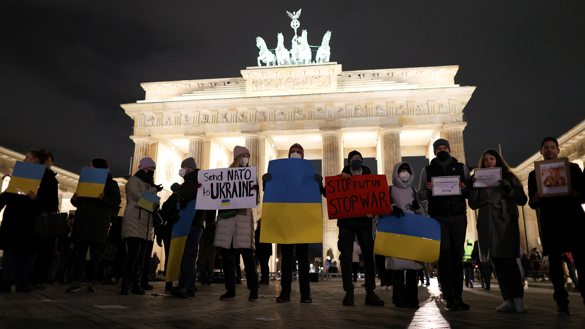 Demonstranten vor dem Brandenburger Tor halten Plakate, die ihre Solidarität mit der Ukraine ausdrücken. | REUTERS