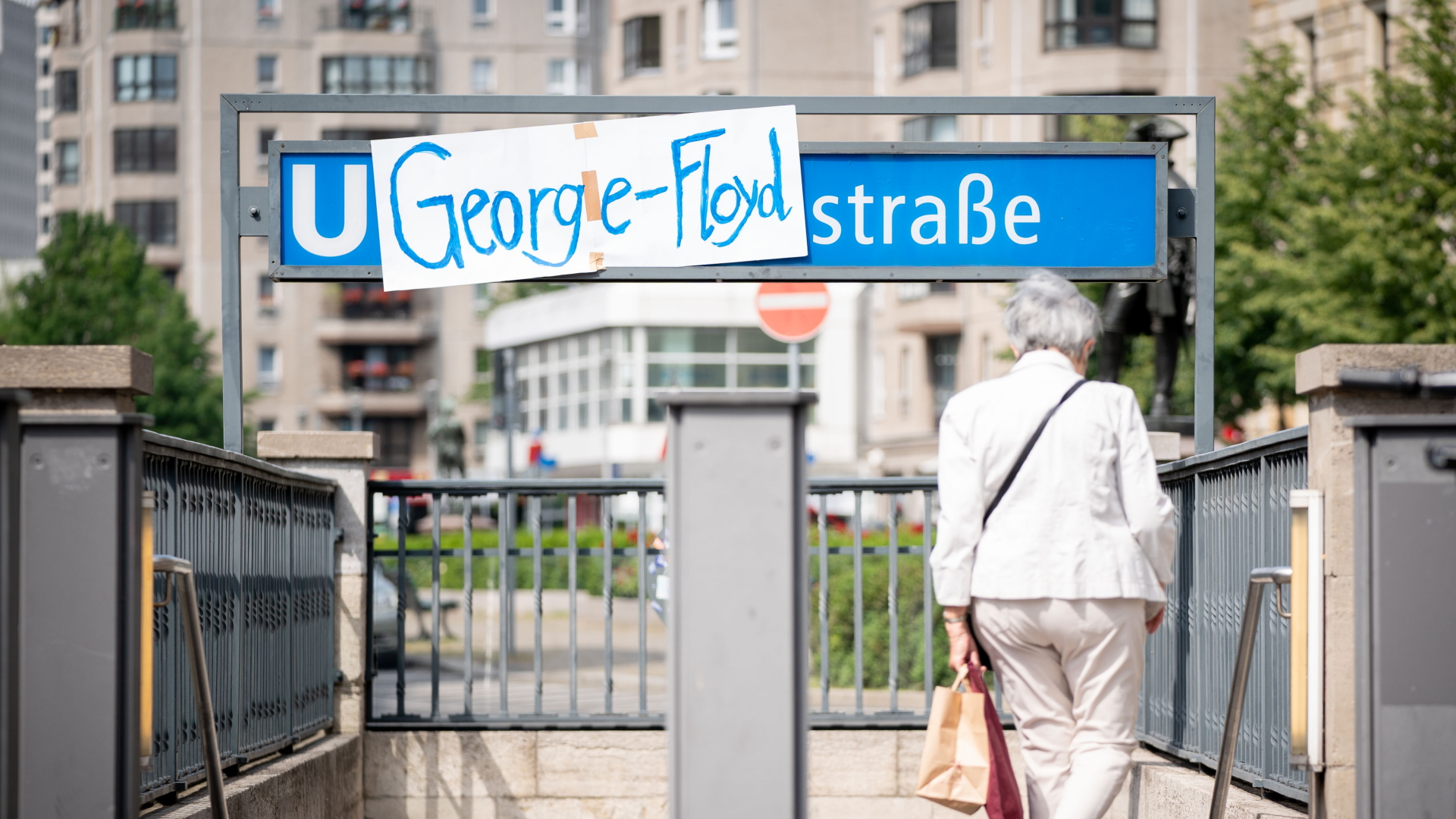 Ein Schild der U-Bahn-Station Mohrenstraße in Berlin ist überklebt mit dem Namen George Floyd