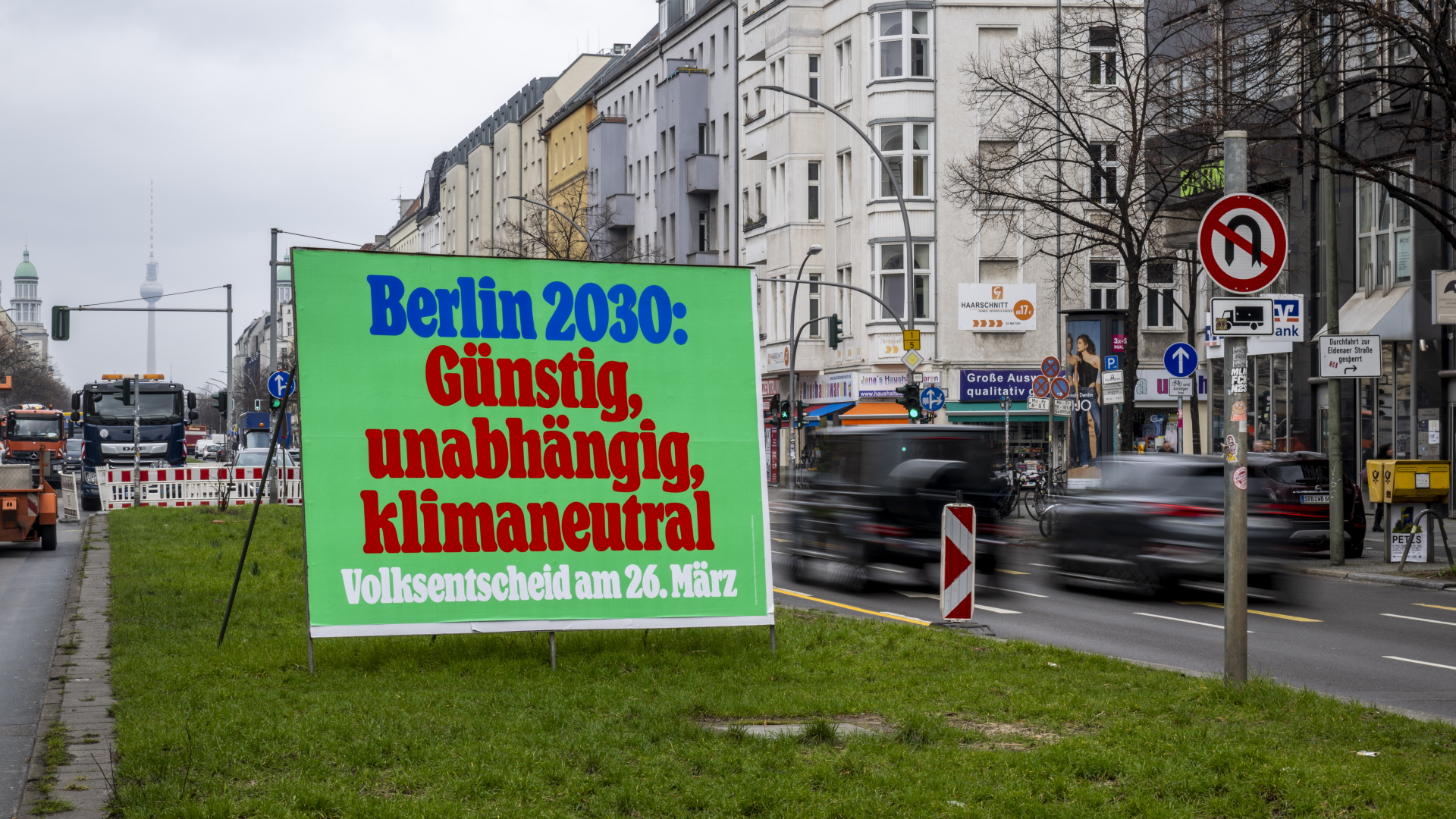 Ein Plakat in Berlin zum Klimavolksentscheid