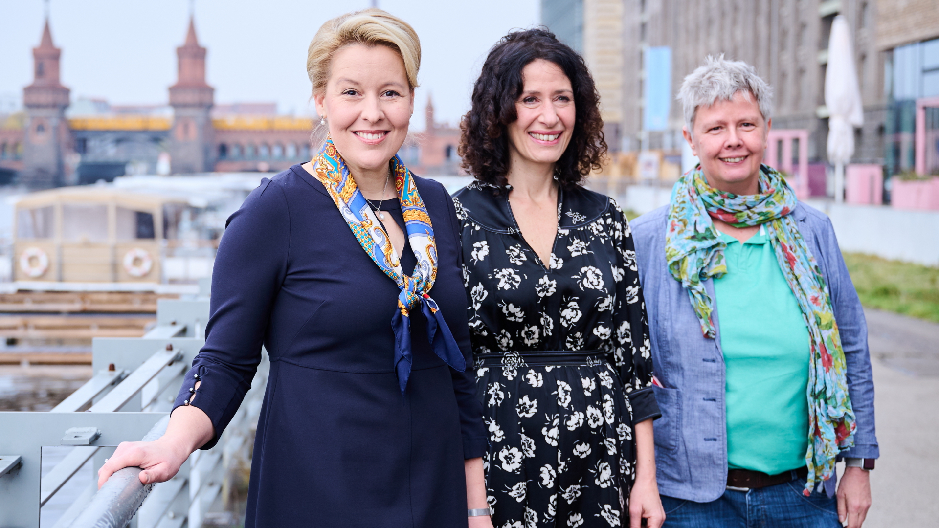 Franziska Giffey, Bettina Jarasch und Katina Schubert stehen vor der Oberbaumbrücke. | dpa
