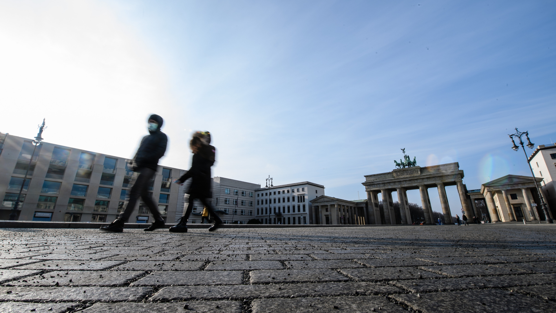 Spaziergänger in Berlin. | CLEMENS BILAN/EPA-EFE/Shuttersto